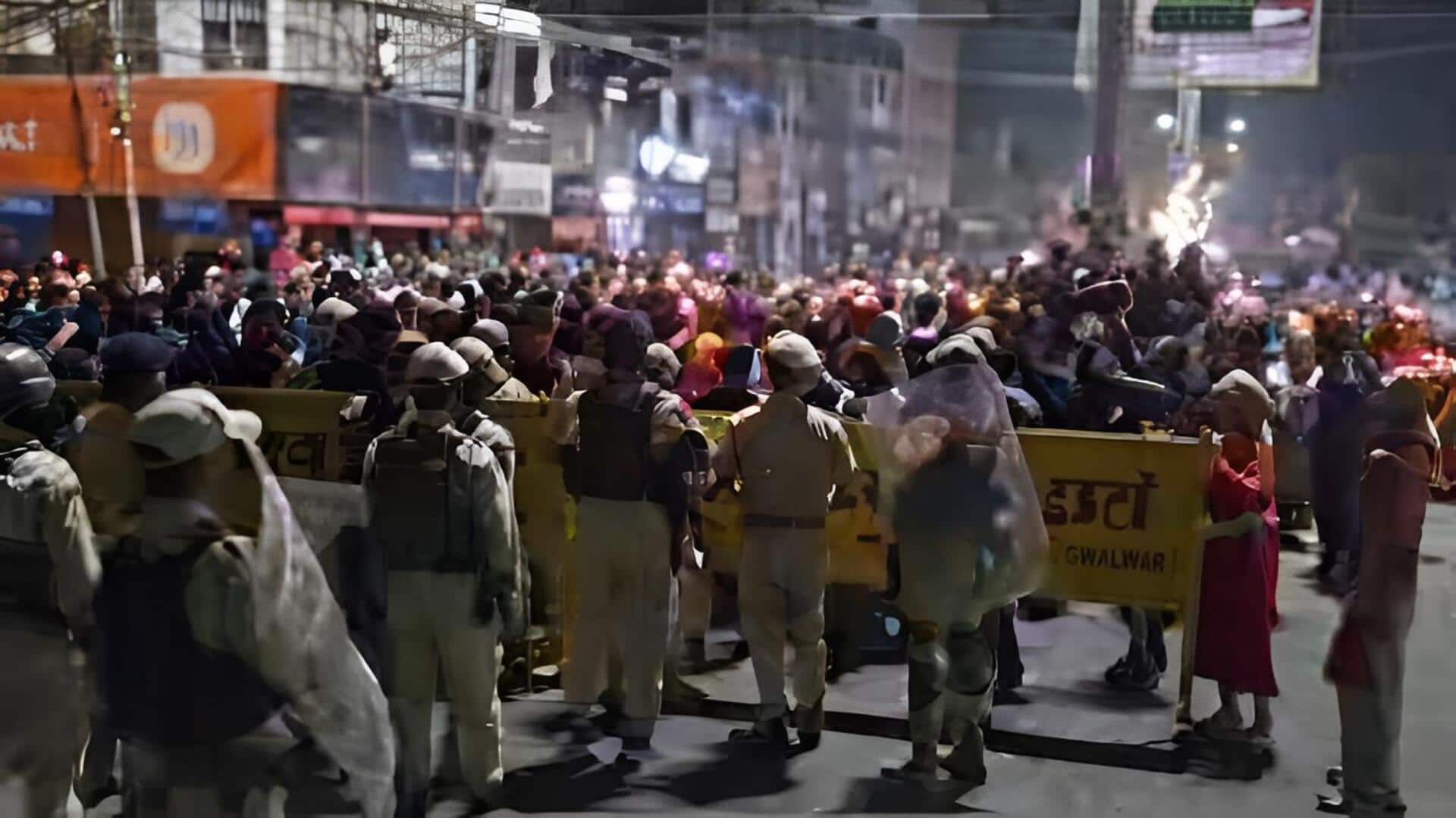 Manipur: మణిపూర్'లో ఉద్రిక్తతలు..నిరసనకారులపై టియర్ గ్యాస్, స్మోక్ బాంబులు ప్రయోగం