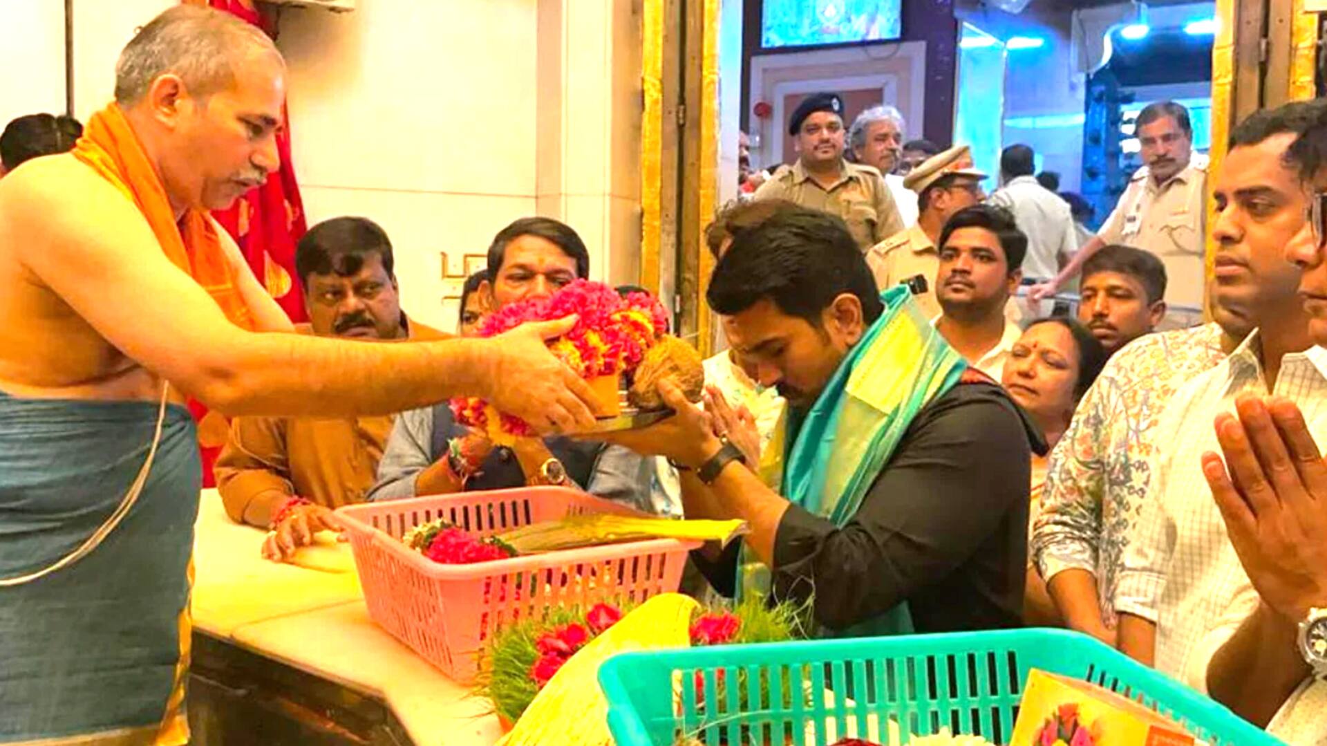Ram Charan Mumbai : సిద్ధి వినాయకుడి సన్నిధిలో రామ్ చరణ్‌.. లంబోదరుడికి ప్రత్యేక పూజలు