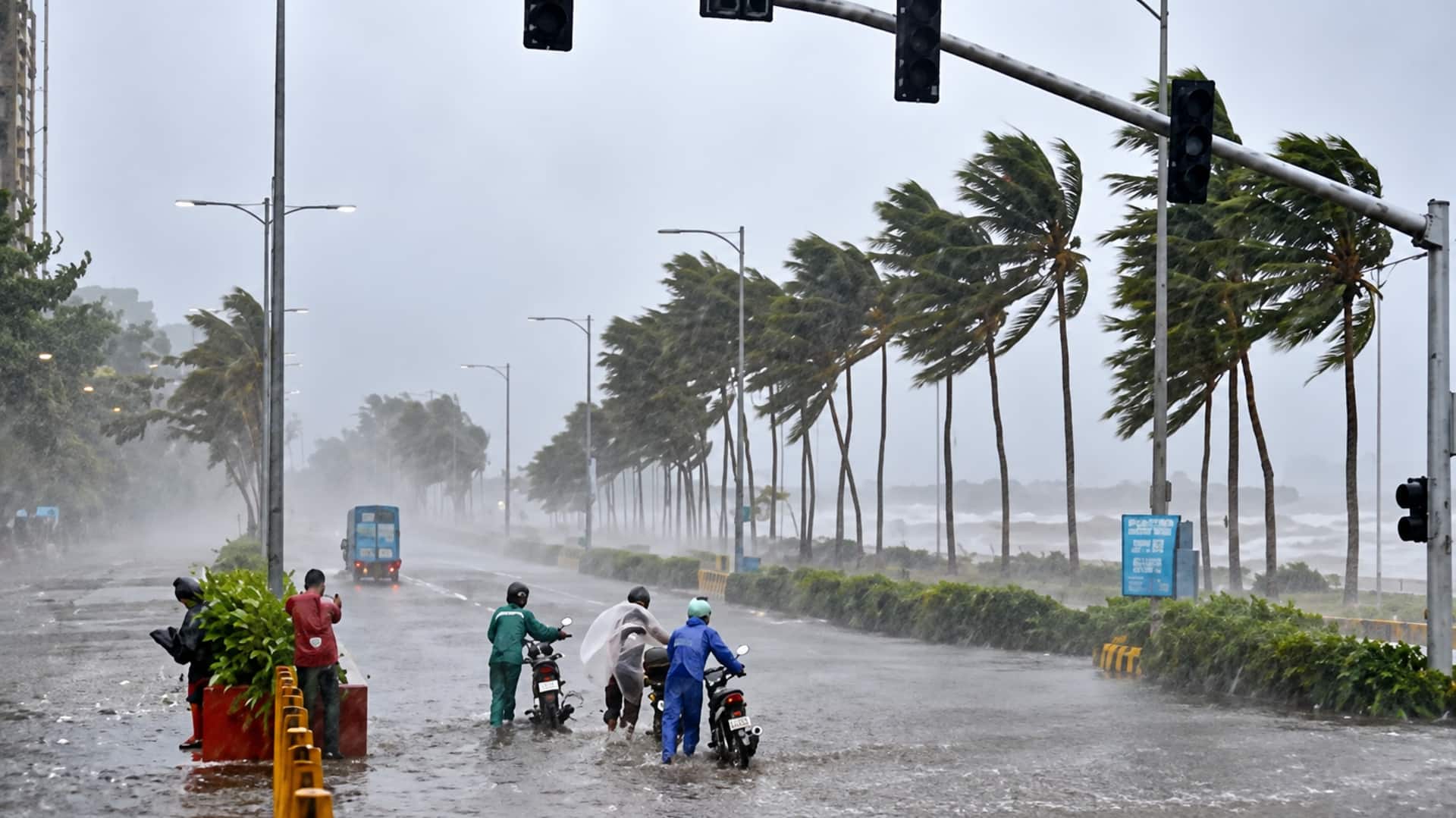 Andhra Pradesh: కళింగపట్నం వద్ద తీరం దాటిన తీవ్ర వాయుగుండం.. ఉత్తరాంధ్రకు భారీ వర్షాల హెచ్చరిక