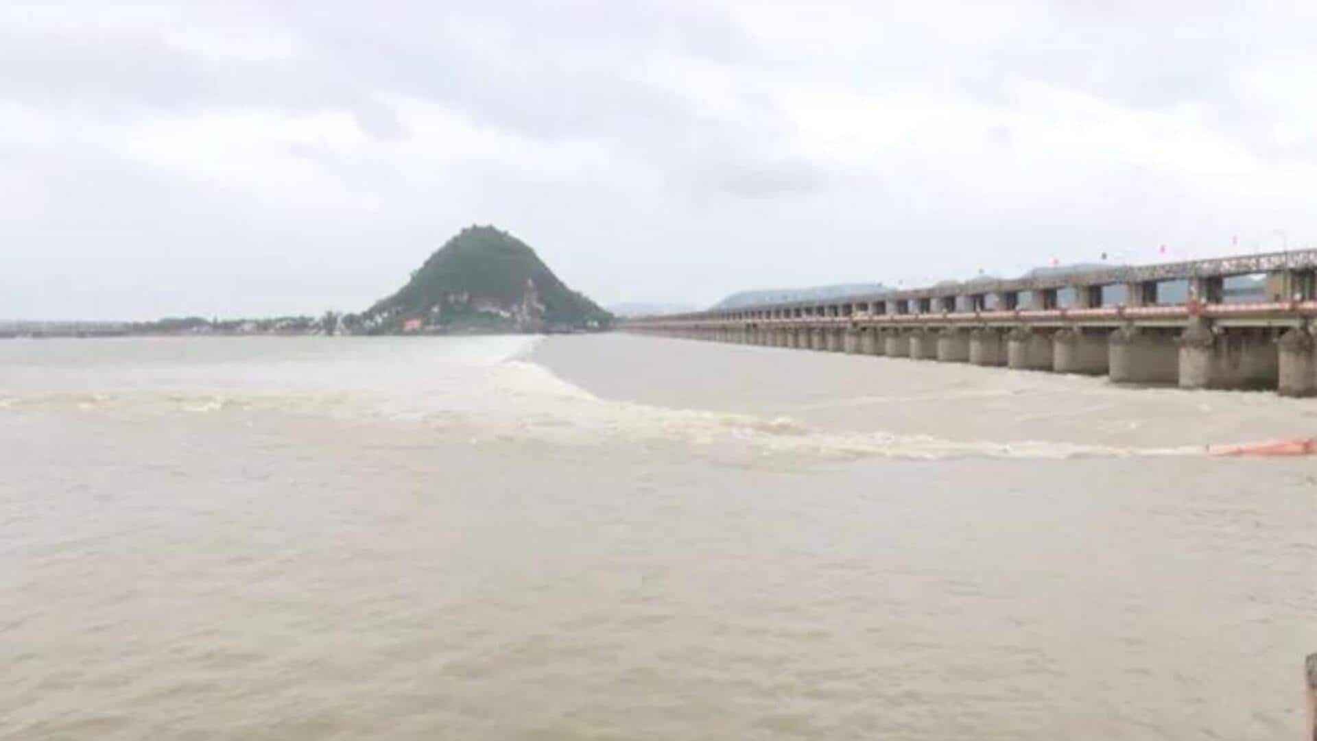 Vijayawada: ప్రకాశం బ్యారేజీ వద్ద వరద ఉద్ధృతి.. అధికారులు రెండో ప్రమాద హెచ్చరిక జారీ!
