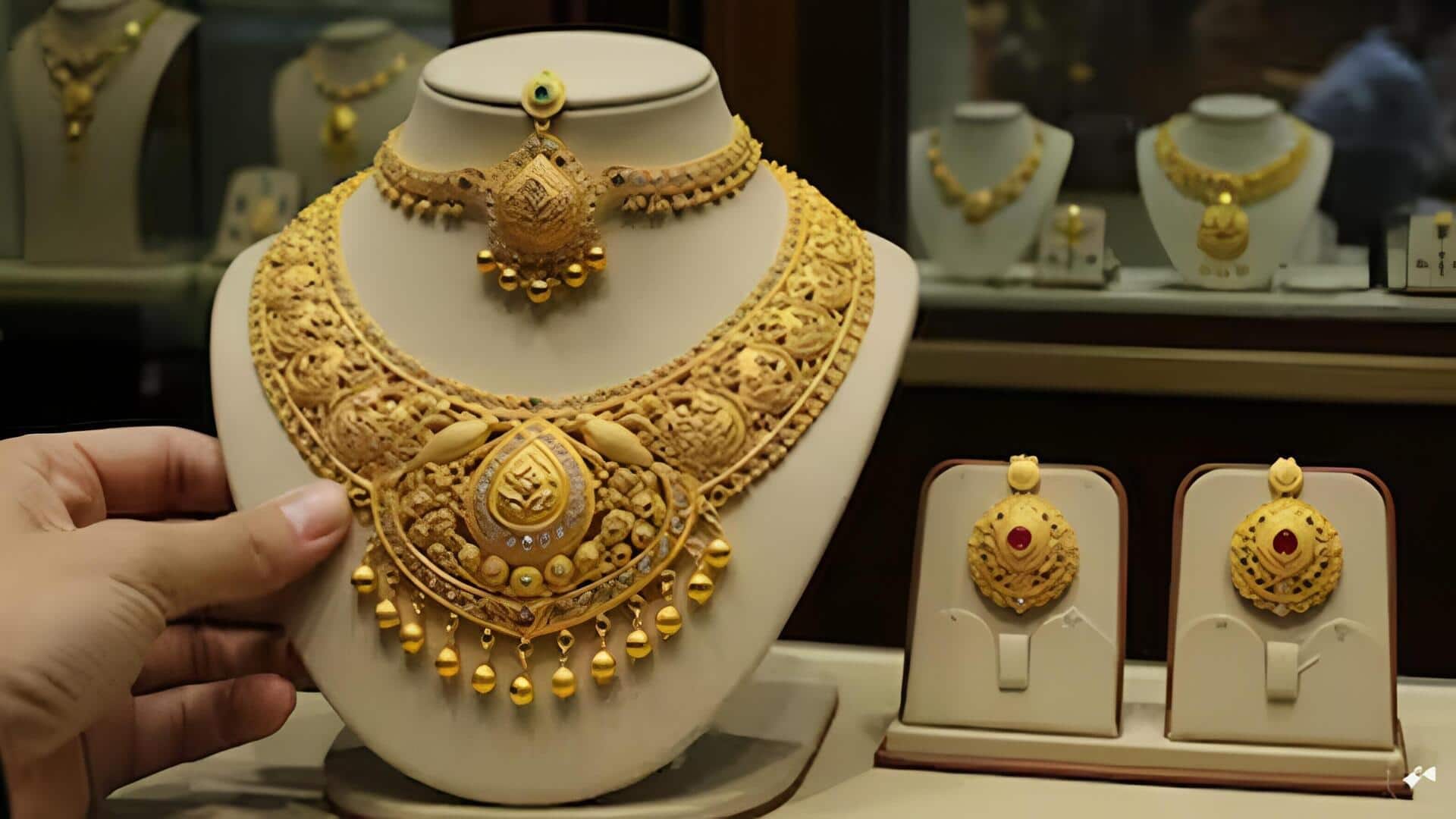 Gold Rate Today: శ్రావణం వేళ బంగారం ధరల మోత.. హైదరాబాద్, విజయవాడలో రేట్లు ఇవే..