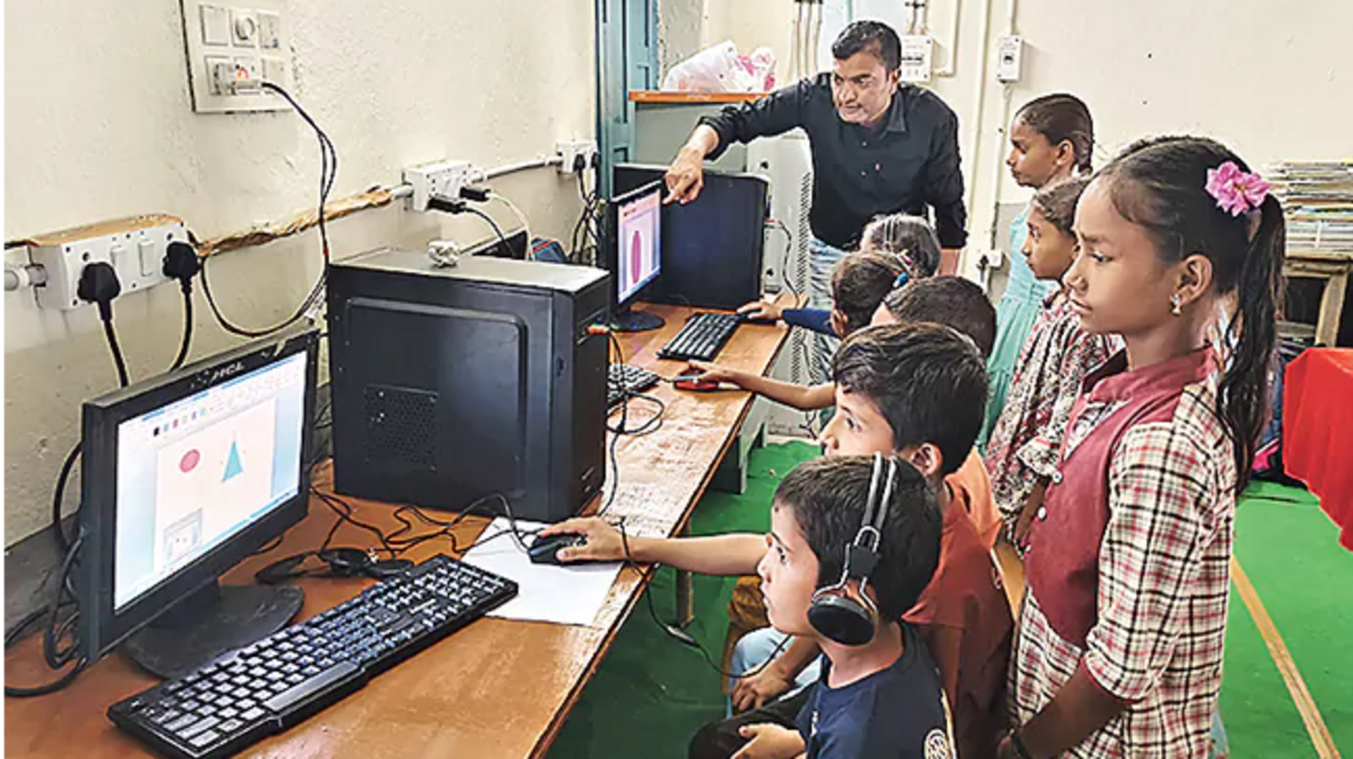 Adilabad: ఈ ఉపాధ్యాయుడి సంకల్పం.. ఏకంగా బడి తీరునే మార్చేసింది Adilabad: ఈ ఉపాధ్యాయుడి సంకల్పం.. ఏకంగా బడి తీరునే మార్చేసింది