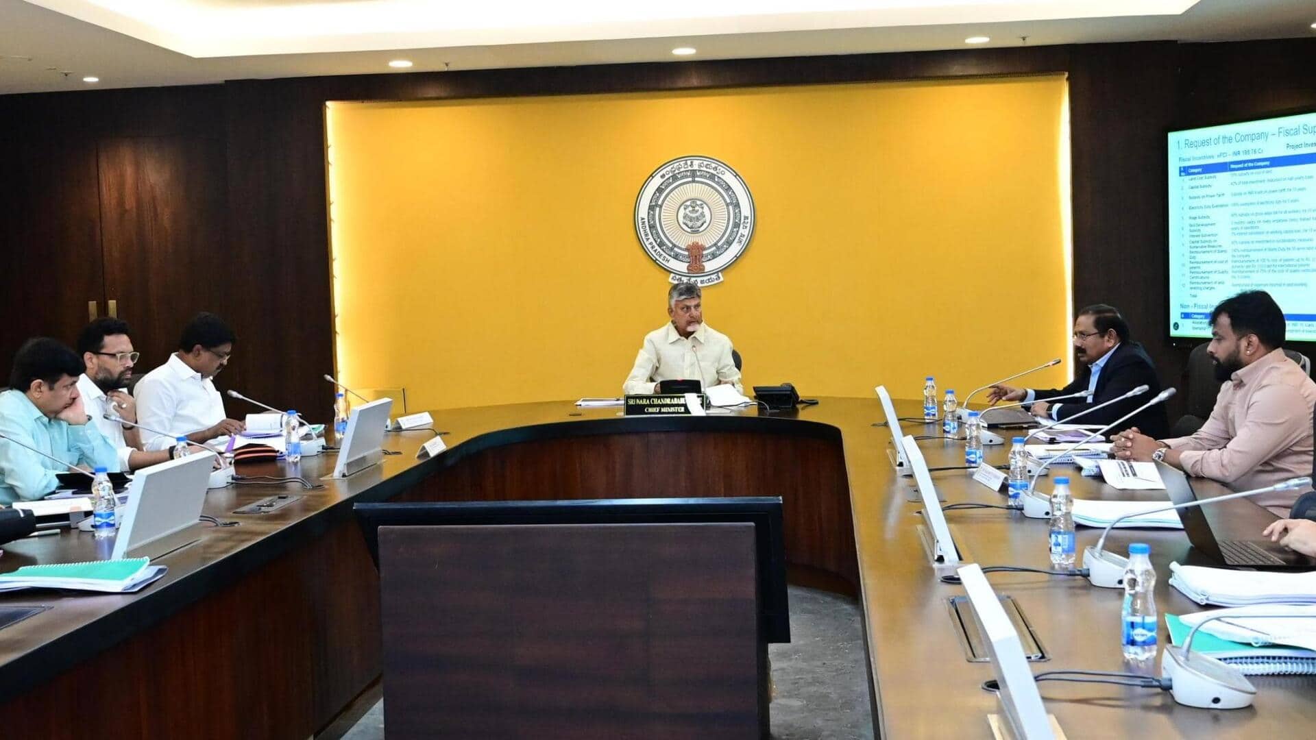 Chandrababu: ఏపీ సచివాలయంలో సీఎం చంద్రబాబు అధ్యక్షతన ఎస్ఐపీబీ సమావేశం.. 19 సంస్థల ప్రతిపాదనలపై చర్చ Chandrababu: ఏపీ సచివాలయంలో సీఎం చంద్రబాబు అధ్యక్షతన ఎస్ఐపీబీ సమావేశం.. 19 సంస్థల ప్రతిపాదనలపై చర్చ