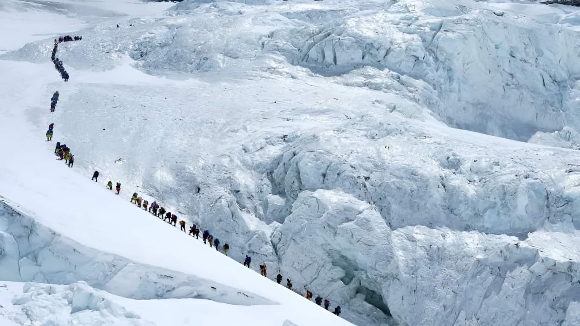 Mount Everest: ఒక్కరోజులో ఎవరెస్ట్‌ శిఖరాన్ని అధిరోహించిన 274 మంది.. నేపాల్‌ మార్గంలో కొత్త రికార్డు
