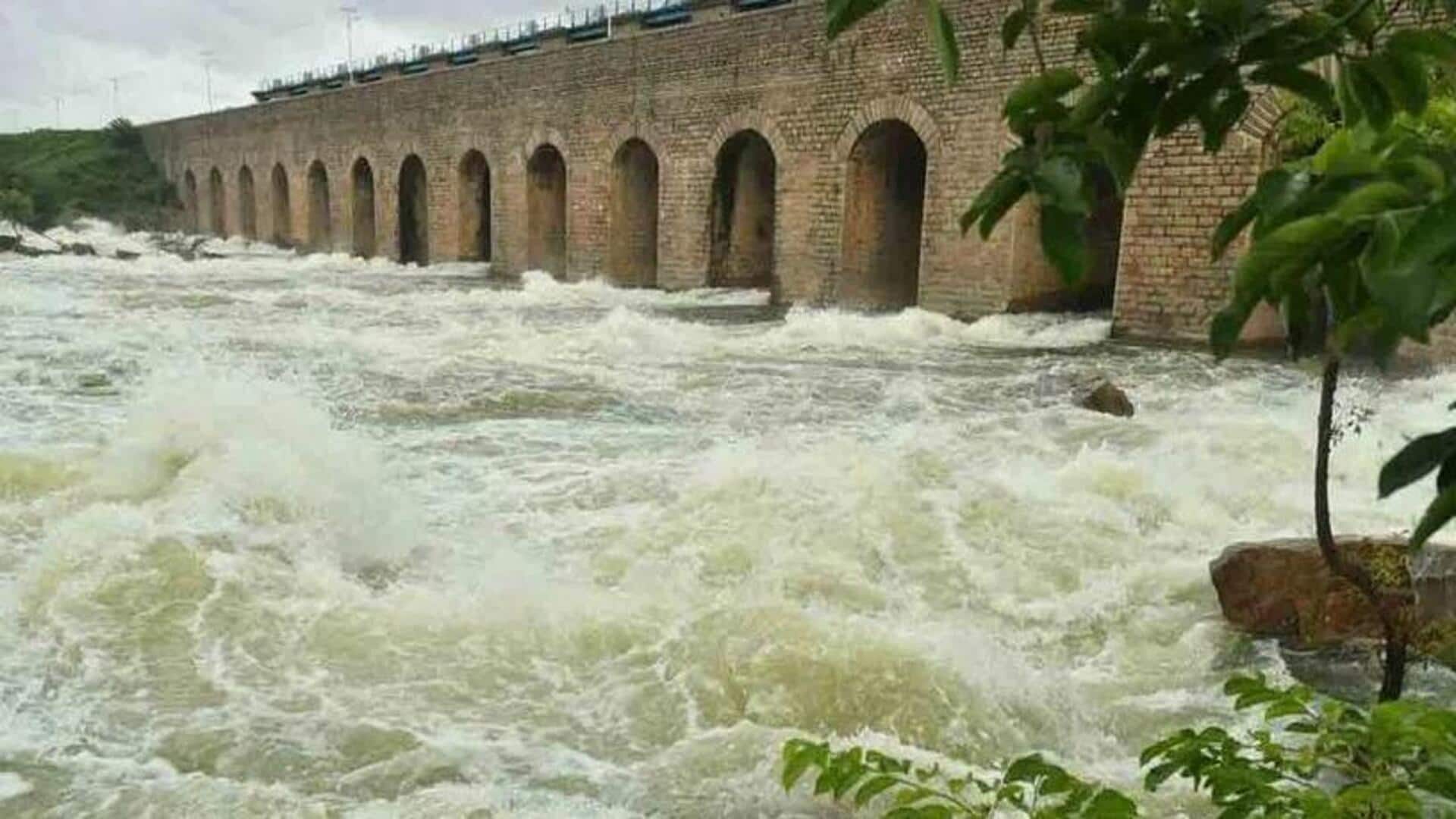 Hyderbad: ఉస్మాన్ సాగర్, హిమాయత్ సాగర్ జలాశయాలకు భారీగా వరద.. గేట్లు ఎత్తివేత Hyderbad: ఉస్మాన్ సాగర్, హిమాయత్ సాగర్ జలాశయాలకు భారీగా వరద.. గేట్లు ఎత్తివేత