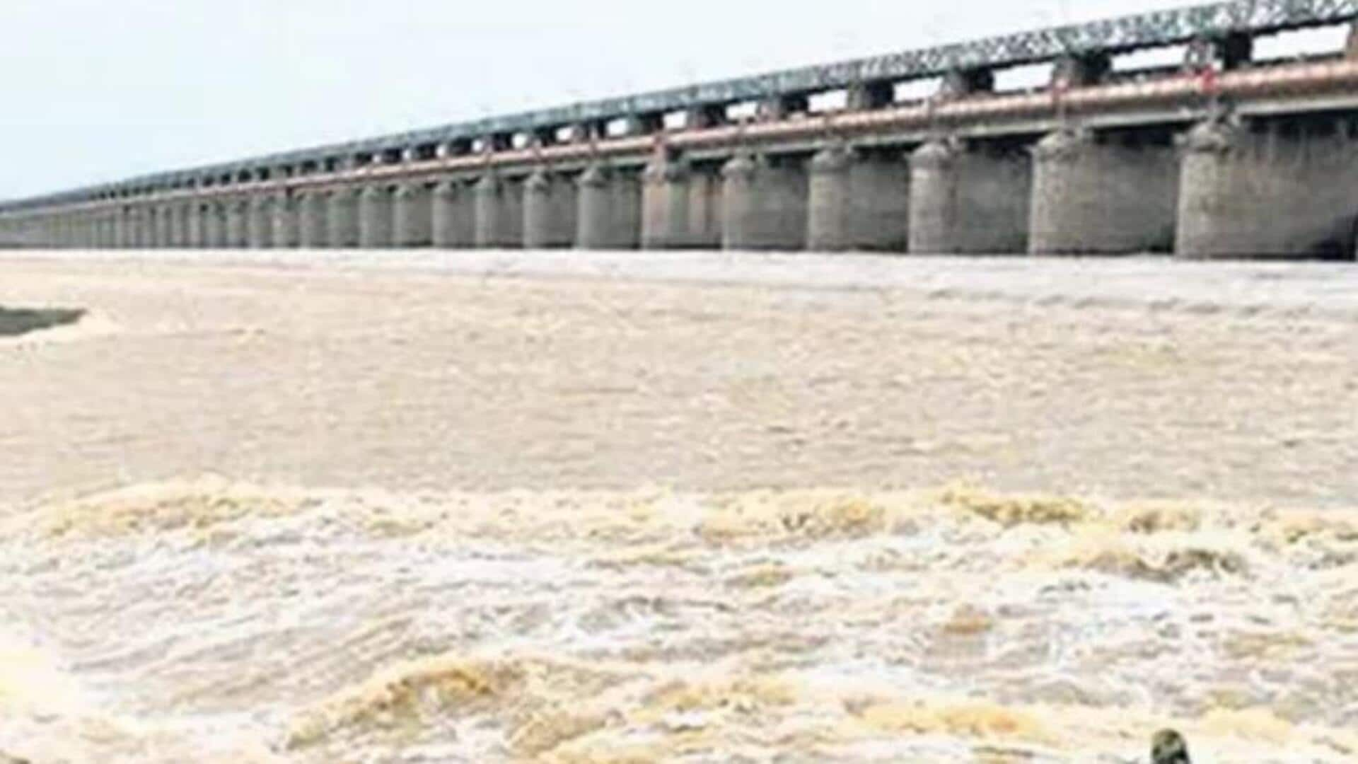 Prakasm Barrage: ఏపీని కుదిపేస్తున్న భారీ వర్షాలు.. ప్రకాశం బ్యారేజీపై రెండో ప్రమాద హెచ్చరిక జారీ