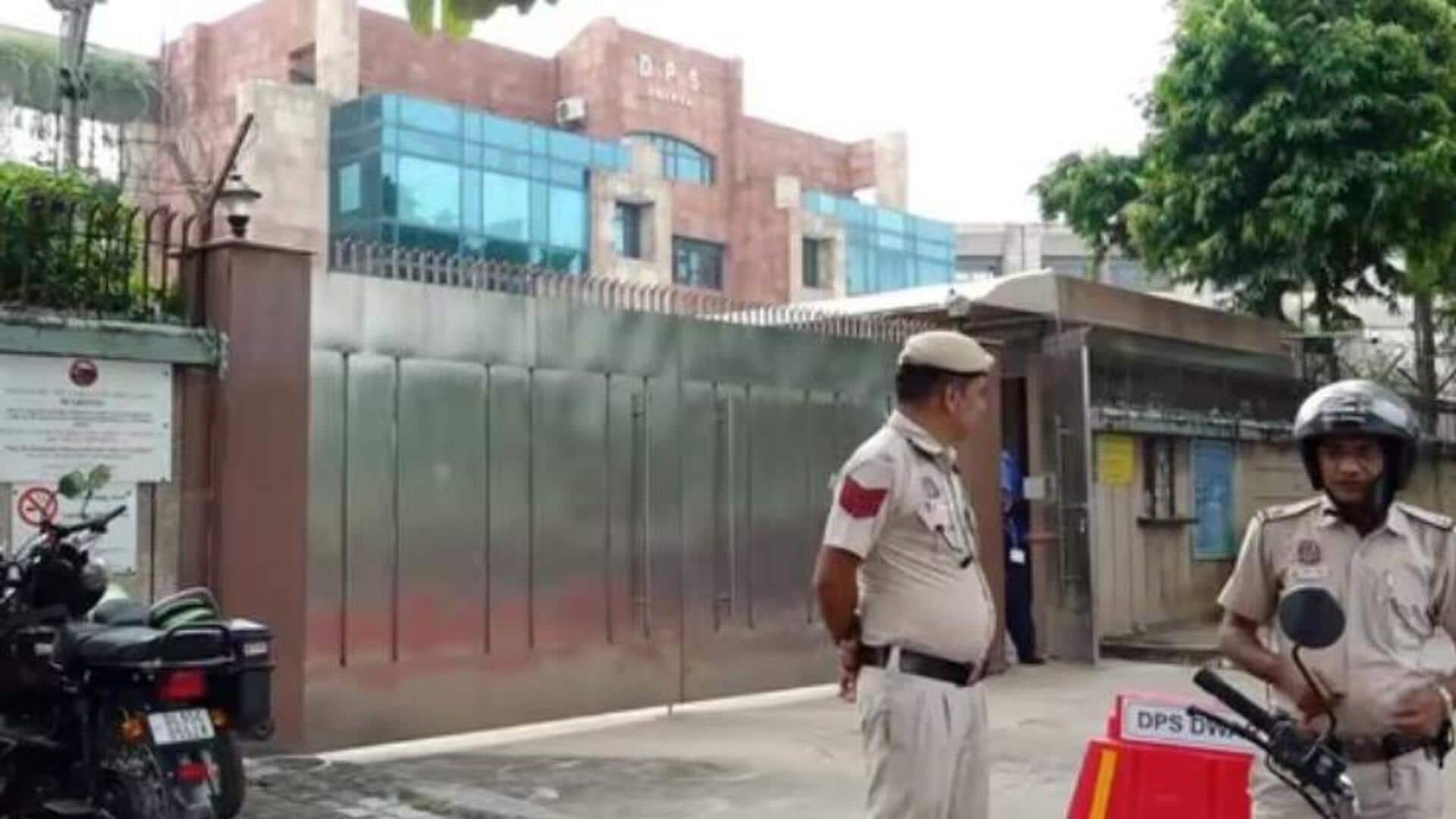 Bomb threats: ఢిల్లీలో పాఠశాలలకు బాంబ్ బెదిరింపు కాల్స్.. మిడ్-టర్మ్ పరీక్షలే రద్దు Bomb threats: ఢిల్లీలో పాఠశాలలకు బాంబ్ బెదిరింపు కాల్స్.. మిడ్-టర్మ్ పరీక్షలే రద్దు