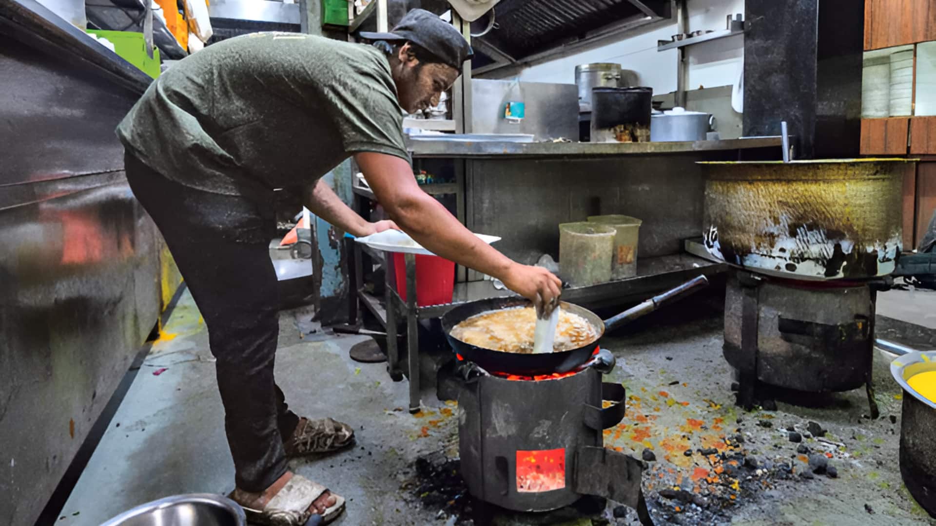 Cooking Gas: గ్యాస్ కోసం క్యూలు.. నల్లబజారులో వాణిజ్య సిలిండర్లు