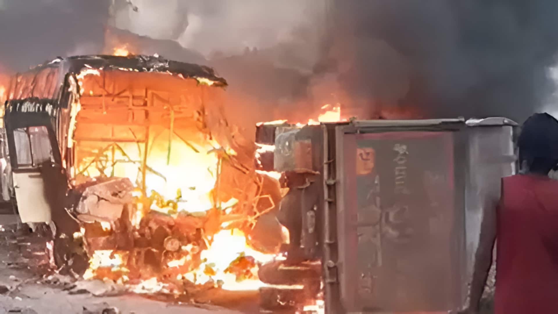 Markapuram: మార్కాపురంలో ట్రావెల్స్ బస్సు-టిప్పర్ ఢీ.. 14 మంది సజీవదహనం