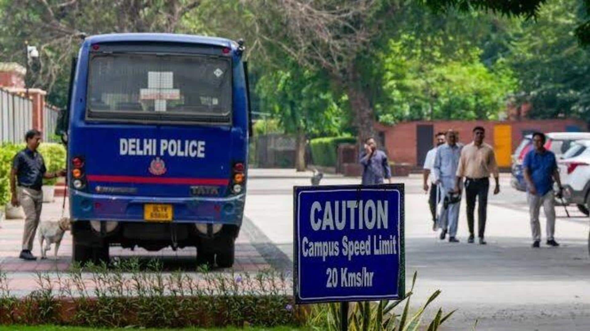 Delhi: దిల్లీలో 20 స్కూళ్లకు బాంబ్ బెదిరింపులు.. భయాందోళనలో విద్యార్థులు,తల్లిదండ్రులు Delhi: దిల్లీలో 20 స్కూళ్లకు బాంబ్ బెదిరింపులు.. భయాందోళనలో విద్యార్థులు,తల్లిదండ్రులు