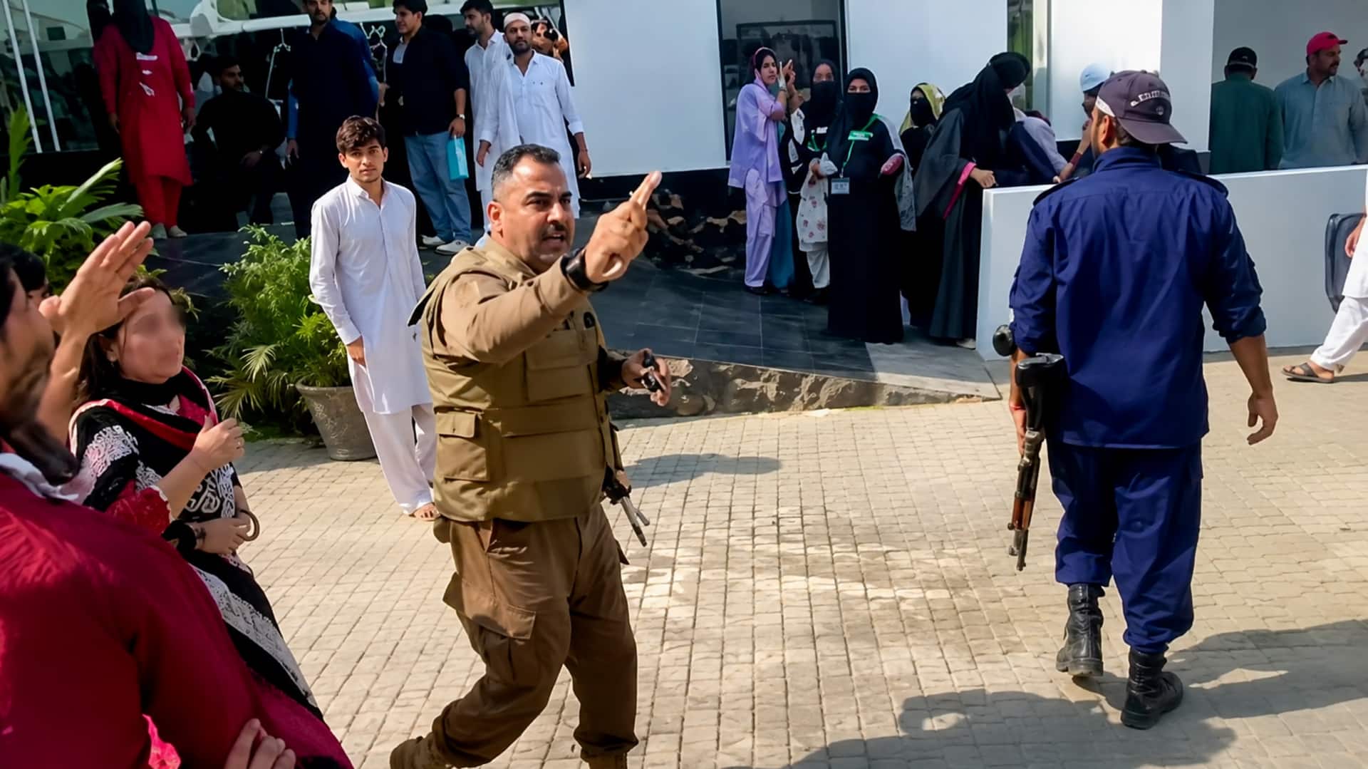 Pakistan: పాక్ యూనివర్సిటీలో ఉద్రిక్తత.. విద్యార్థులపై ఆర్మీ అధికారి తుపాకీతో కాల్పులు