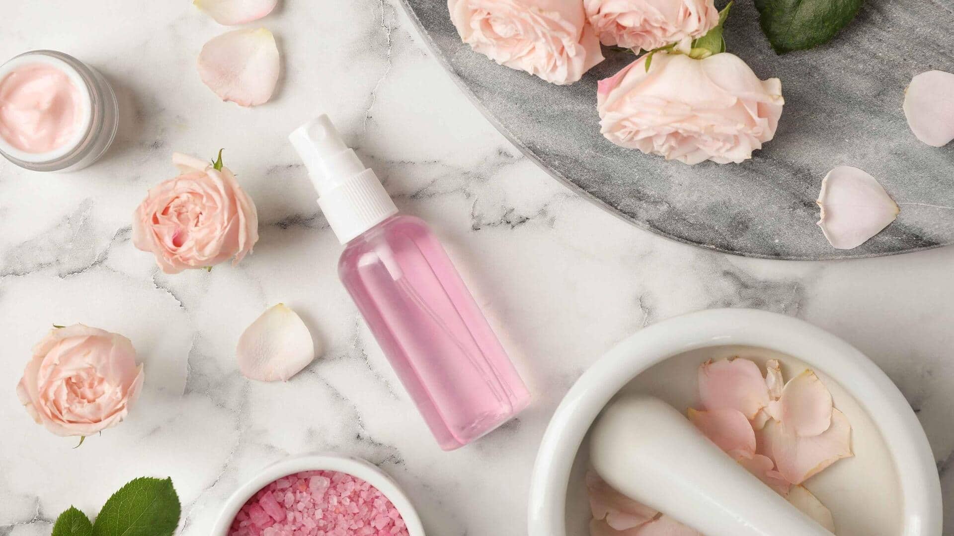 Rose water mist: కెమికల్స్ లేకుండా ఇంట్లోనే గులాబీ జల్ మిస్ట్ తయారీ.. సులభమైన పద్ధతి ఇదే