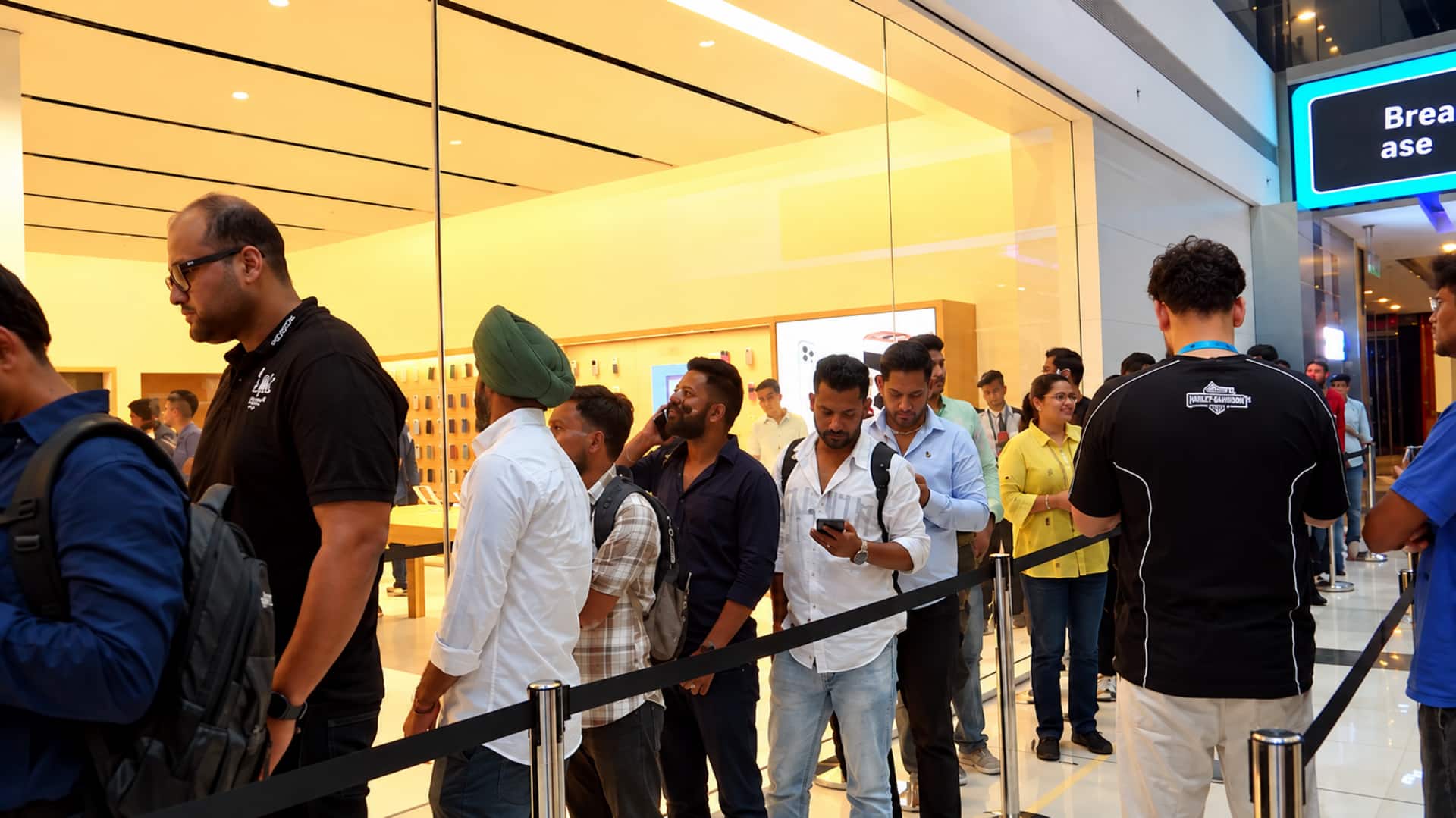 Apple Stores: ఐఫోన్‌ 18 ప్రో సిరీస్‌ కోసం కోసం భారీ క్యూ..12గంటలు వేచి చూసి మరీ ఫోన్‌ కొన్న కస్టమర్లు!
