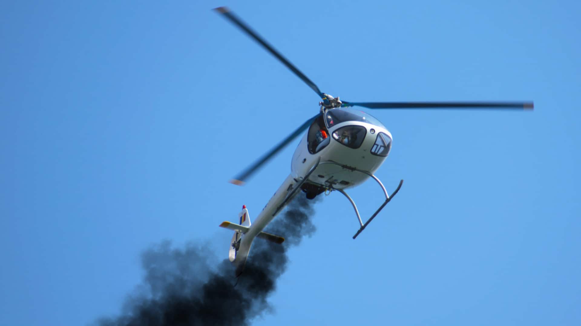 Helicopter crash: నదిలో కూలిన పోలీస్ హెలికాప్టర్.. వైరల్ అయిన వీడియో Helicopter crash: నదిలో కూలిన పోలీస్ హెలికాప్టర్.. వైరల్ అయిన వీడియో