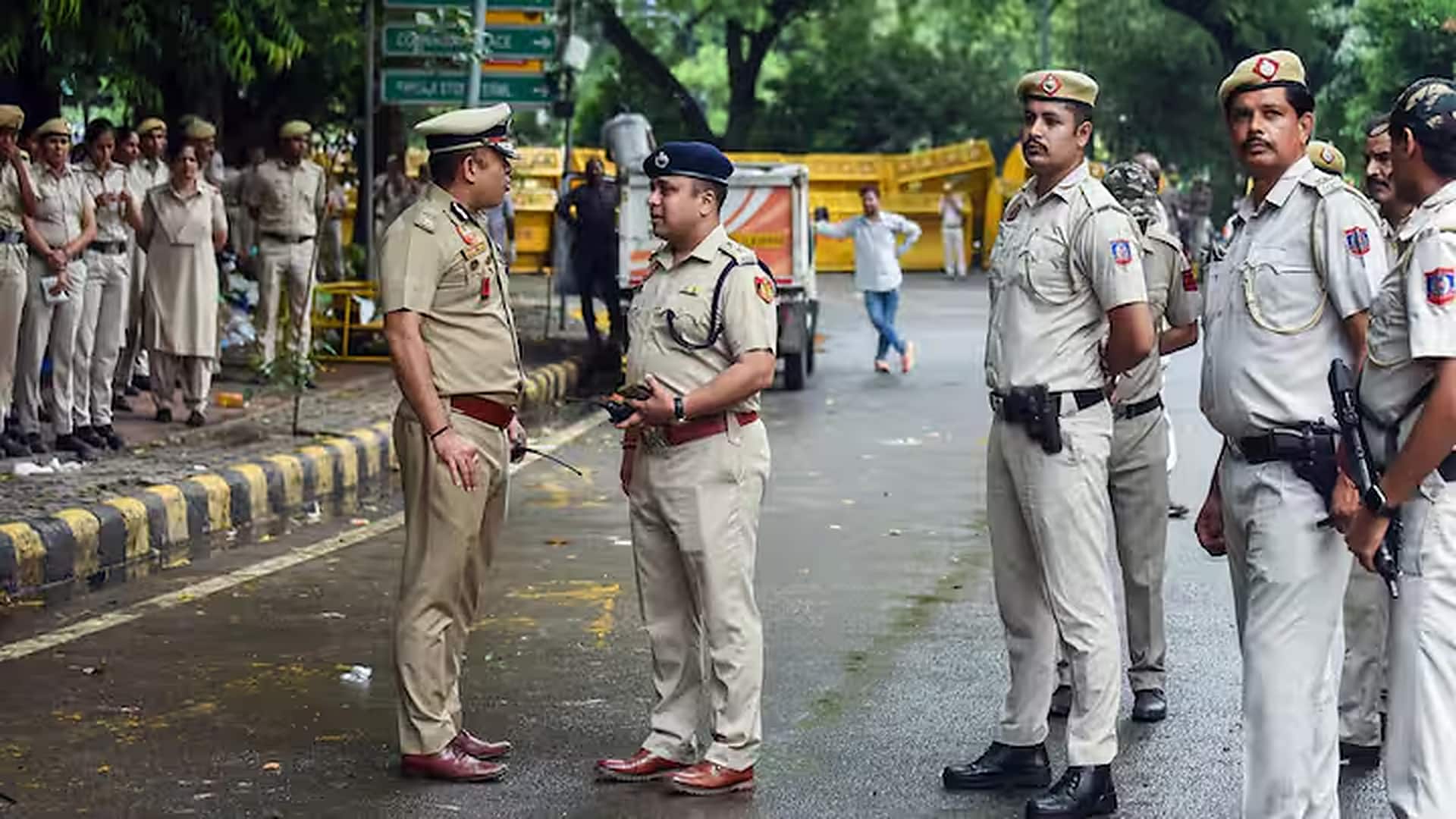 Delhi: పార్కులో బాలికపై గ్యాంగ్‌రేప్.. పోలీసులమంటూ బెదిరించిన దుండగులు