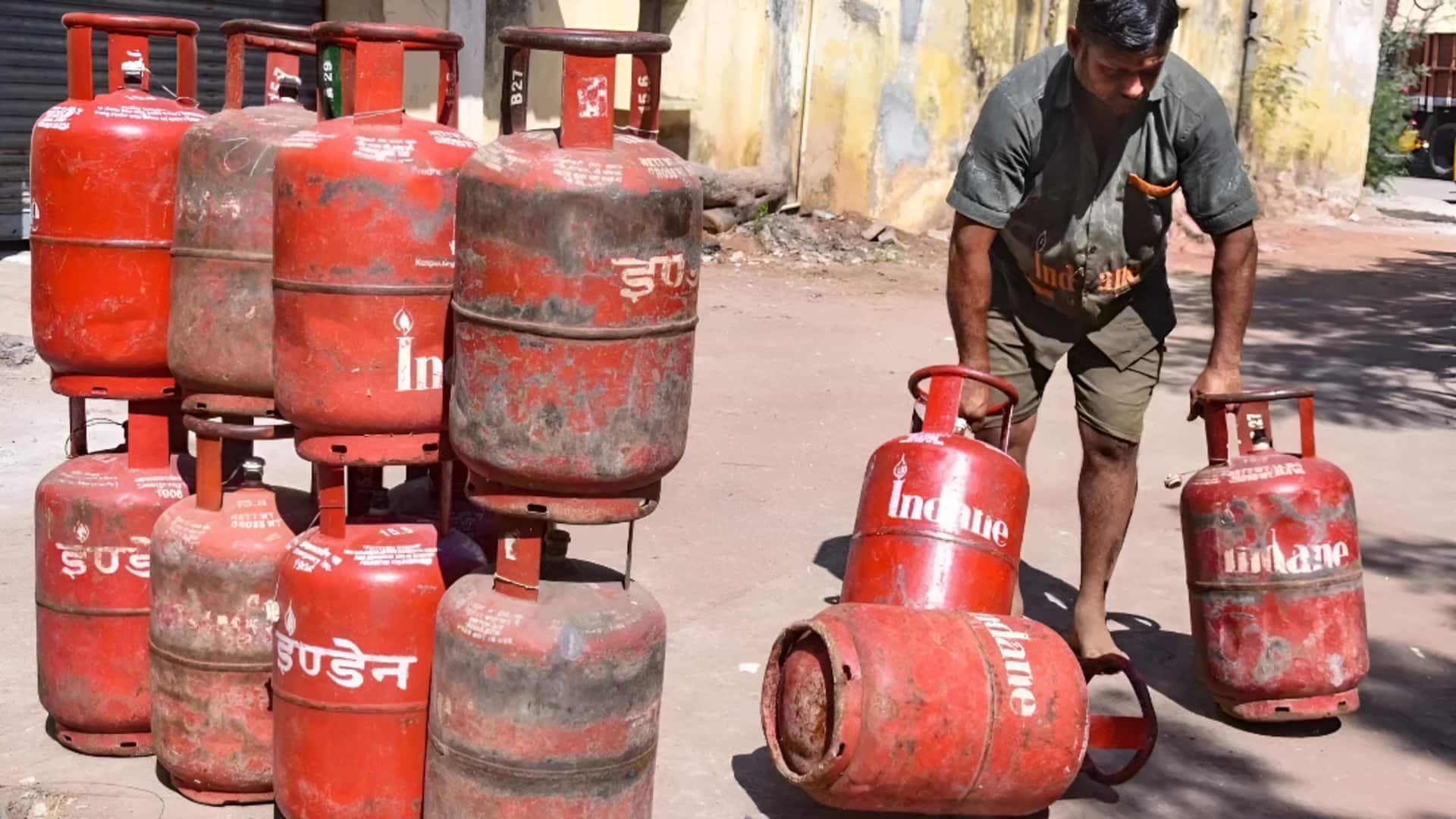 Gas Cylinder Prices: గ్యాస్ సిలిండర్ ధరల్లో భారీ మార్పులు.. ఈ సారి ఎంత తగ్గాయంటే..?