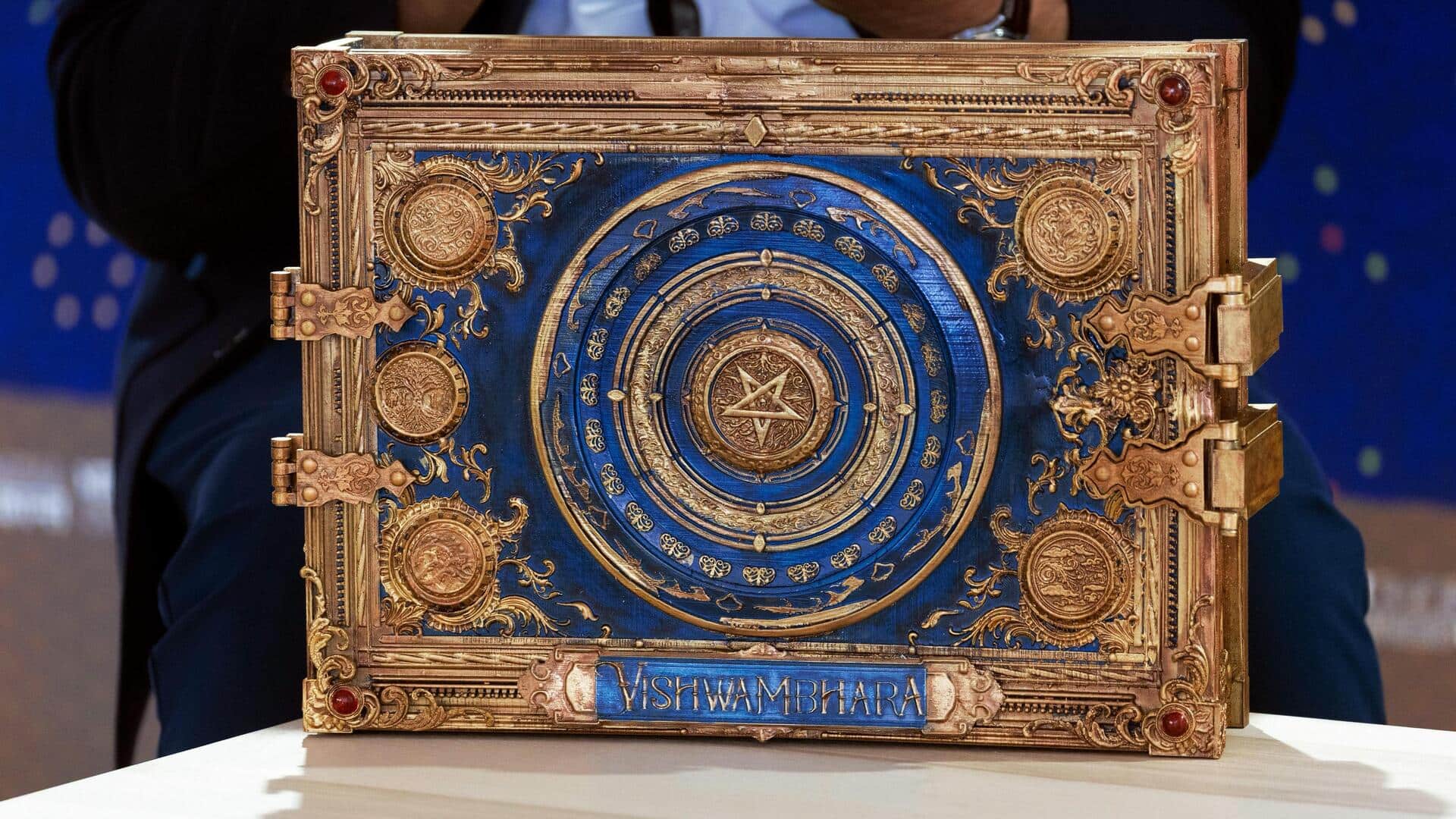 Vishwambhara : కేన్స్ లో 'విశ్వంభర' బుక్ రిలీజ్.. అందులో ఏముందంటే..? మెగా ఎపిక్ సినిమాకు గ్లోబల్ అటెన్షన్ Vishwambhara : కేన్స్ లో 'విశ్వంభర' బుక్ రిలీజ్.. అందులో ఏముందంటే..? మెగా ఎపిక్ సినిమాకు గ్లోబల్ అటెన్షన్