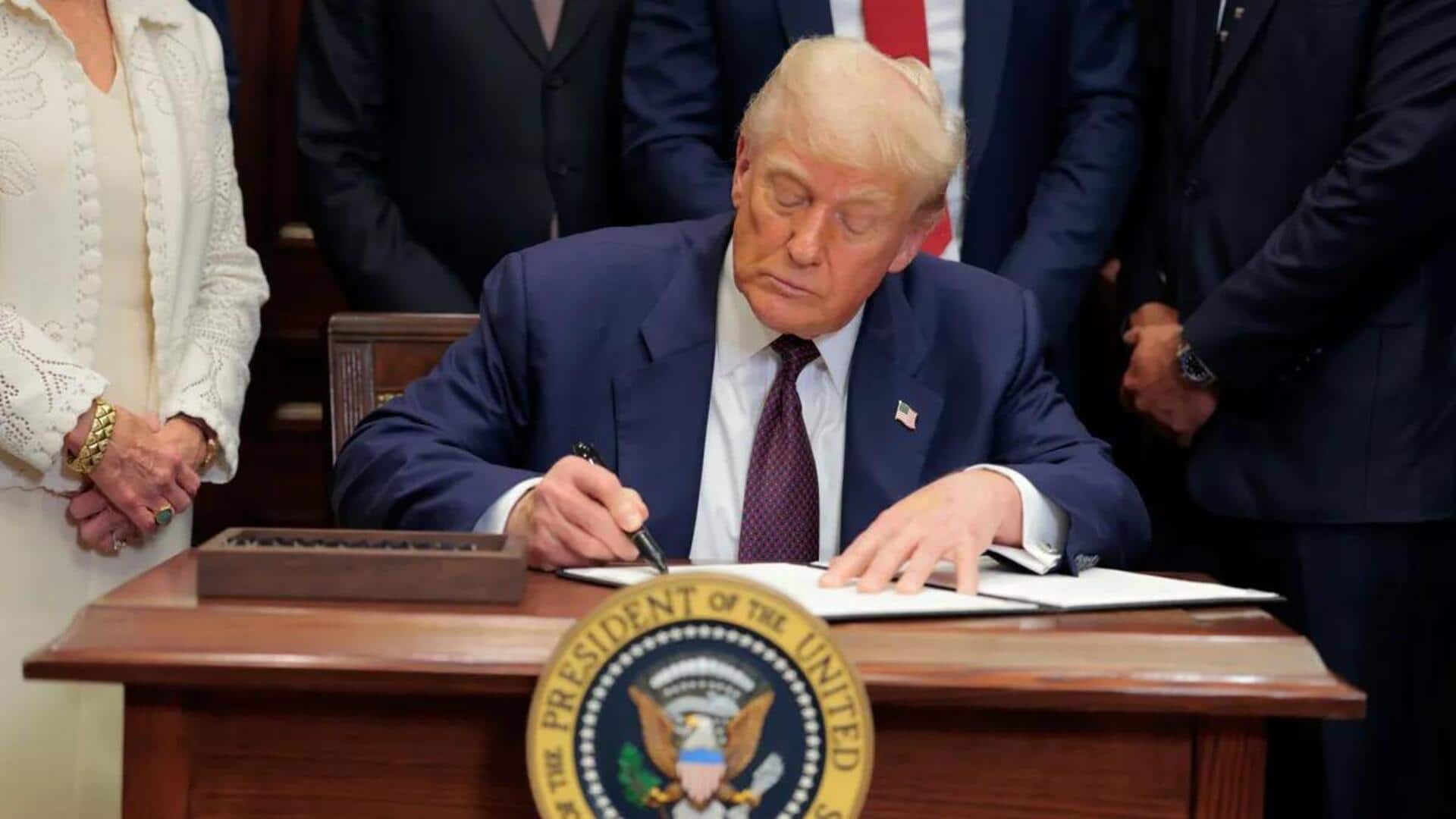 Donald Trump: డజన్ల కొద్దీ వాణిజ్య భాగస్వాములపై అధిక సుంకాలు విధించిన ట్రంప్‌ .. 7 రోజుల్లో అమల్లోకి..