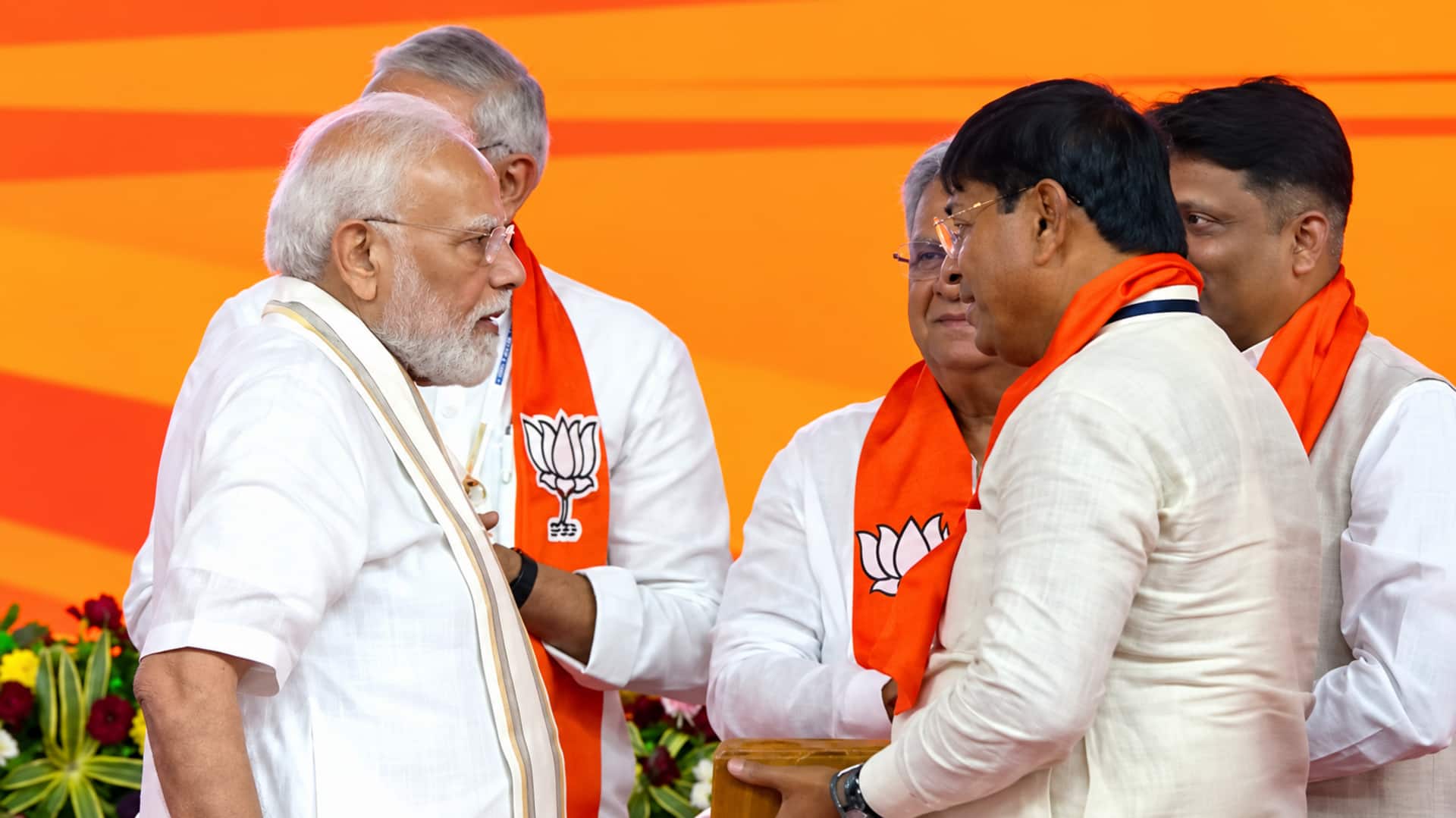 PM Modi: మోదీ ముంబై పర్యటనలో కలకలం.. ఇద్దరు అనుమానితుల అరెస్ట్, తుపాకీ స్వాధీనం!