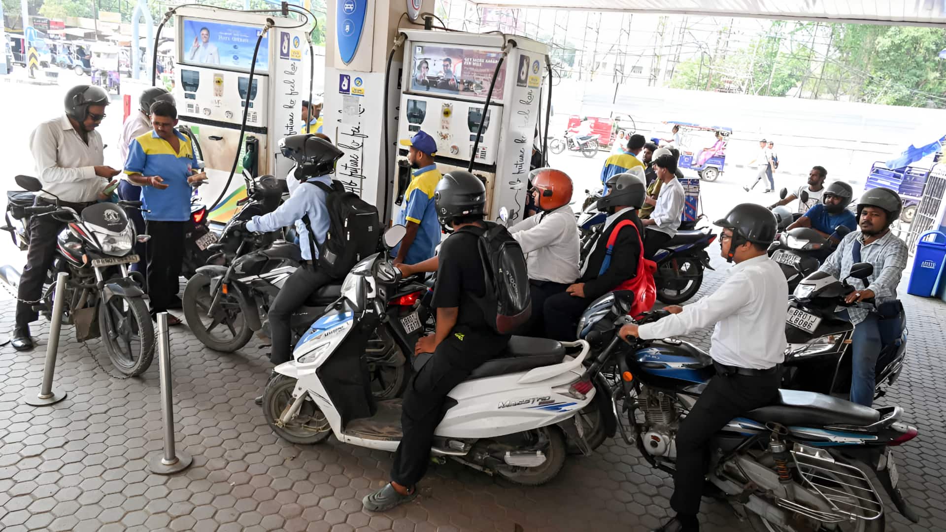 Petrol, Diesel Purchases: పెట్రోల్, డీజిల్ కొనుగోళ్లపై ఎలాంటి ఆంక్షలు లేవు: కేంద్రం
