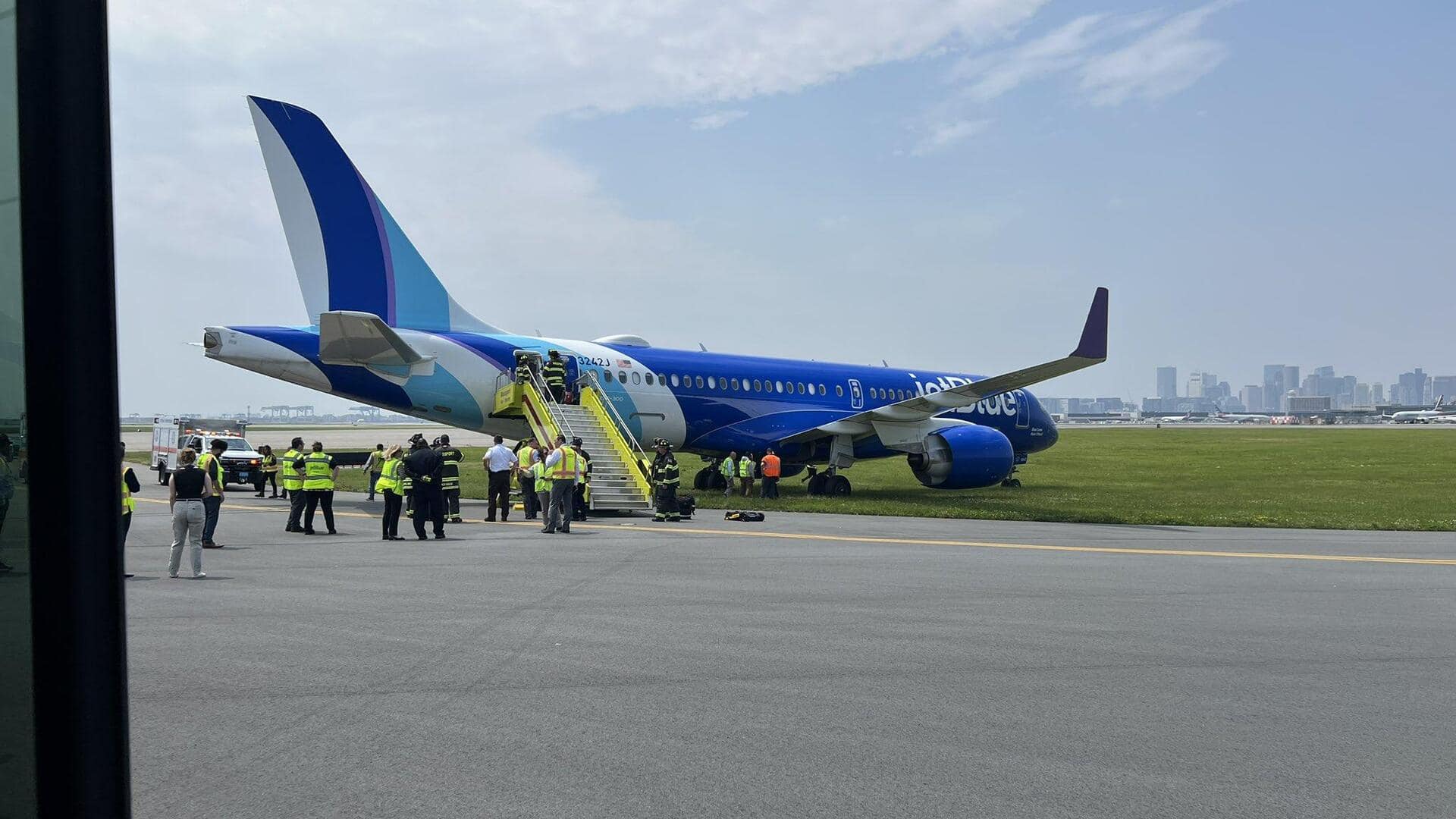 JetBlue: అమెరికాలో తప్పిన ఘోర విమాన ప్రమాదం.. ఊపిరి పీల్చుకున్న ప్రయాణికులు JetBlue: అమెరికాలో తప్పిన ఘోర విమాన ప్రమాదం.. ఊపిరి పీల్చుకున్న ప్రయాణికులు