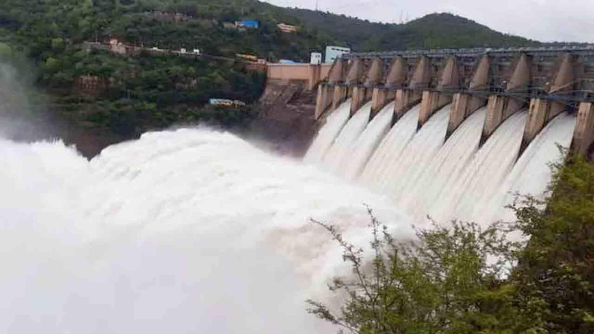 Srisailam reservoir: శ్రీశైలం జలాశయానికి స్థిరంగా వరద ప్రవాహం.. 8 గేట్లు ఎత్తి నీటి విడుదల Srisailam reservoir: శ్రీశైలం జలాశయానికి స్థిరంగా వరద ప్రవాహం.. 8 గేట్లు ఎత్తి నీటి విడుదల