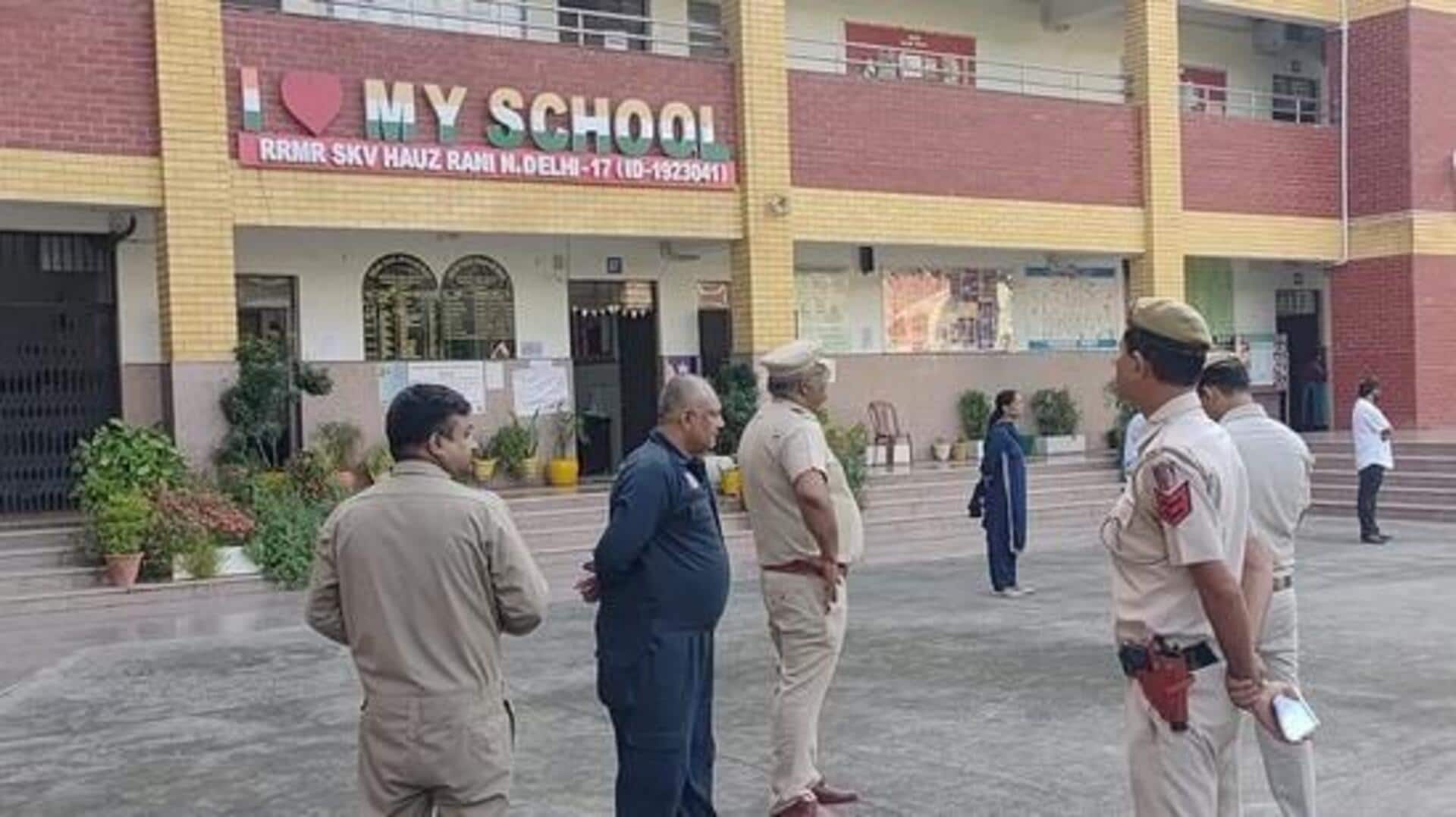 Delhi Schools: దిల్లీ స్కూళ్లకు మళ్లీ బాంబు బెదిరింపులు..ఆంధ్ర స్కూల్‌కు బెదిరింపు సందేశం
