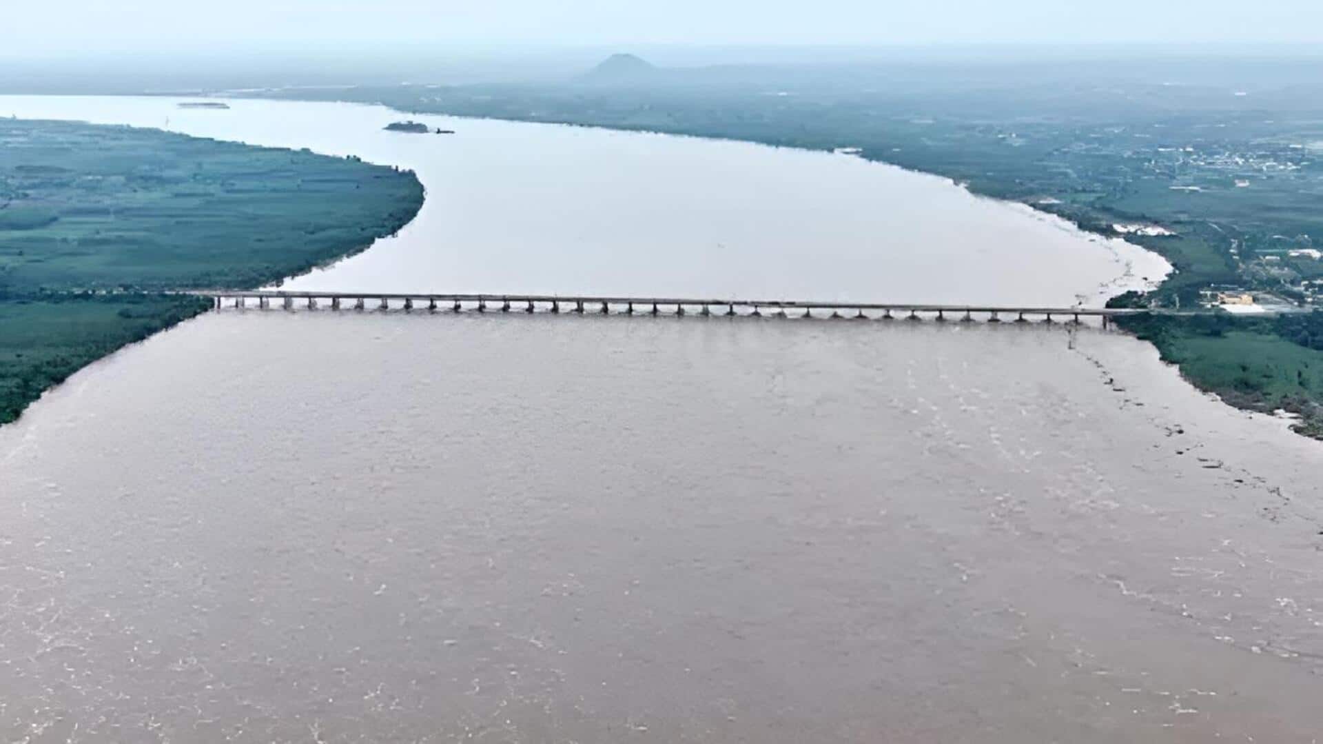 Godavari: భద్రాచలం వద్ద ఉగ్ర గోదావరి.. 55 అడుగులు దాటిన నీటిమట్టం, మూడో ప్రమాద హెచ్చరిక!
