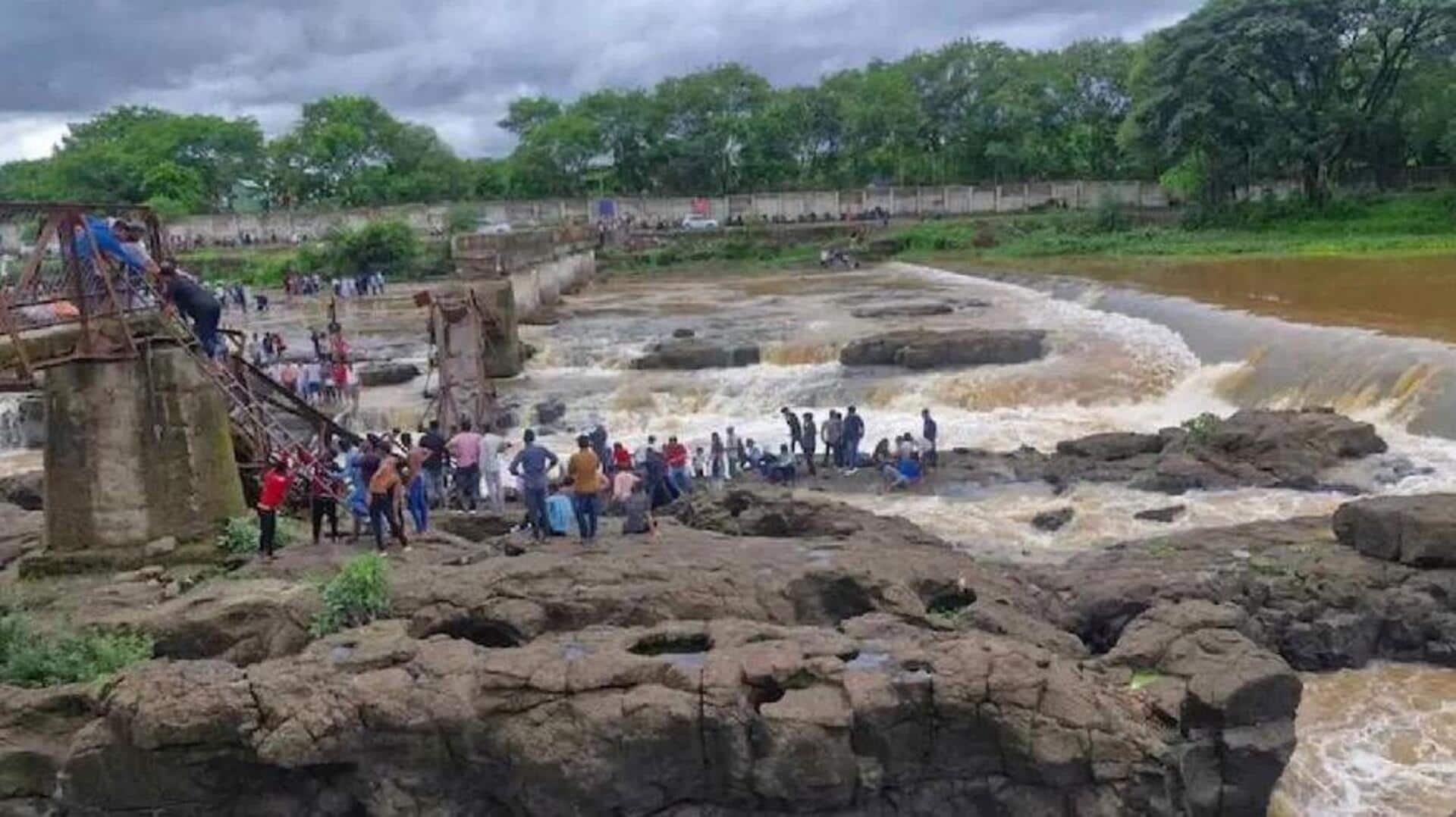 pune bridge collapse: పూణేలో ఘోర ప్రమాదం.. వంతెన కూలి 25 మంది గల్లంతు! pune bridge collapse: పూణేలో ఘోర ప్రమాదం.. వంతెన కూలి 25 మంది గల్లంతు!