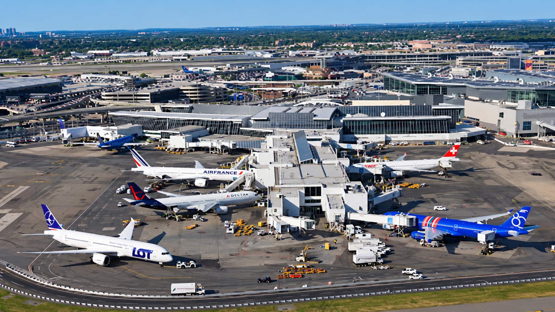 US Flight Chaos: అమెరికాలో విమాన రాకపోకలకు భారీ అంతరాయం.. 7 వేల ఫ్లైట్లు ఆలస్యం