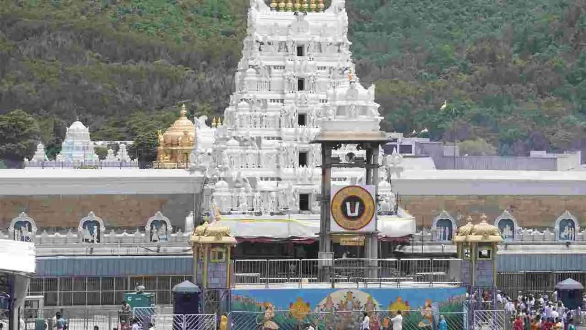Tirumala: తిరుమలలో హై అలెర్ట్..భారత్-పాక్ సరిహద్దుల్లో ఉద్రిక్తతల దృష్ట్యా భద్రత కట్టుదిట్టం Tirumala: తిరుమలలో హై అలెర్ట్..భారత్-పాక్ సరిహద్దుల్లో ఉద్రిక్తతల దృష్ట్యా భద్రత కట్టుదిట్టం