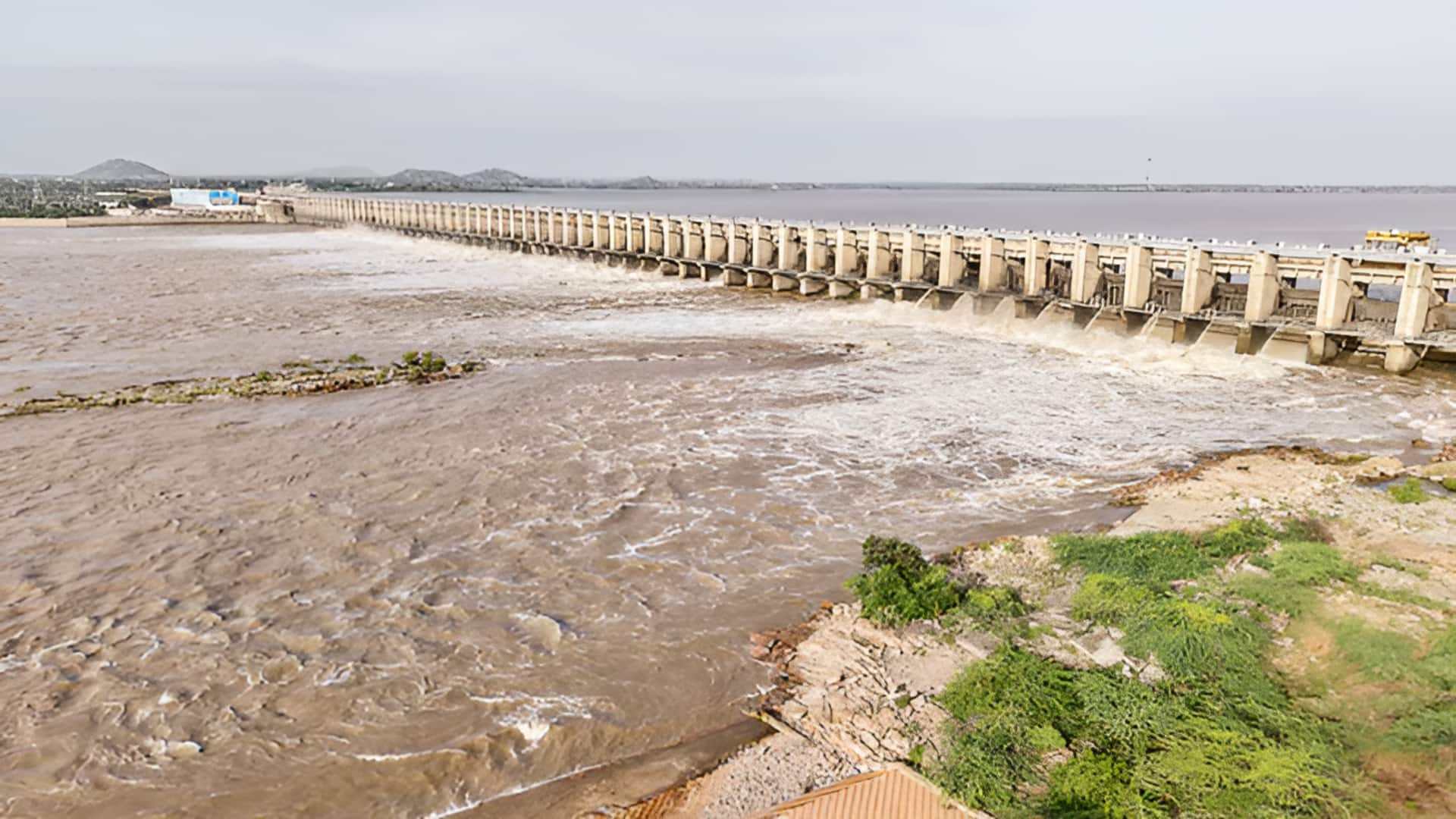 Srisailam: శ్రీశైలంలోకి 2.43 లక్షల క్యూసెక్కుల వరద.. నాలుగు రోజుల్లో గేట్లు ఎత్తే అవకాశం