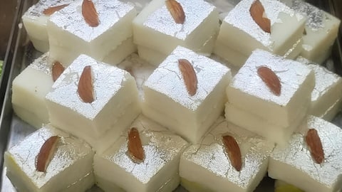 Badam Burfi: ఇంట్లో కూడా సులభంగా తయారు చేసుకునే 'బాదం బర్ఫీ' రెసీపీ ఇదే!
