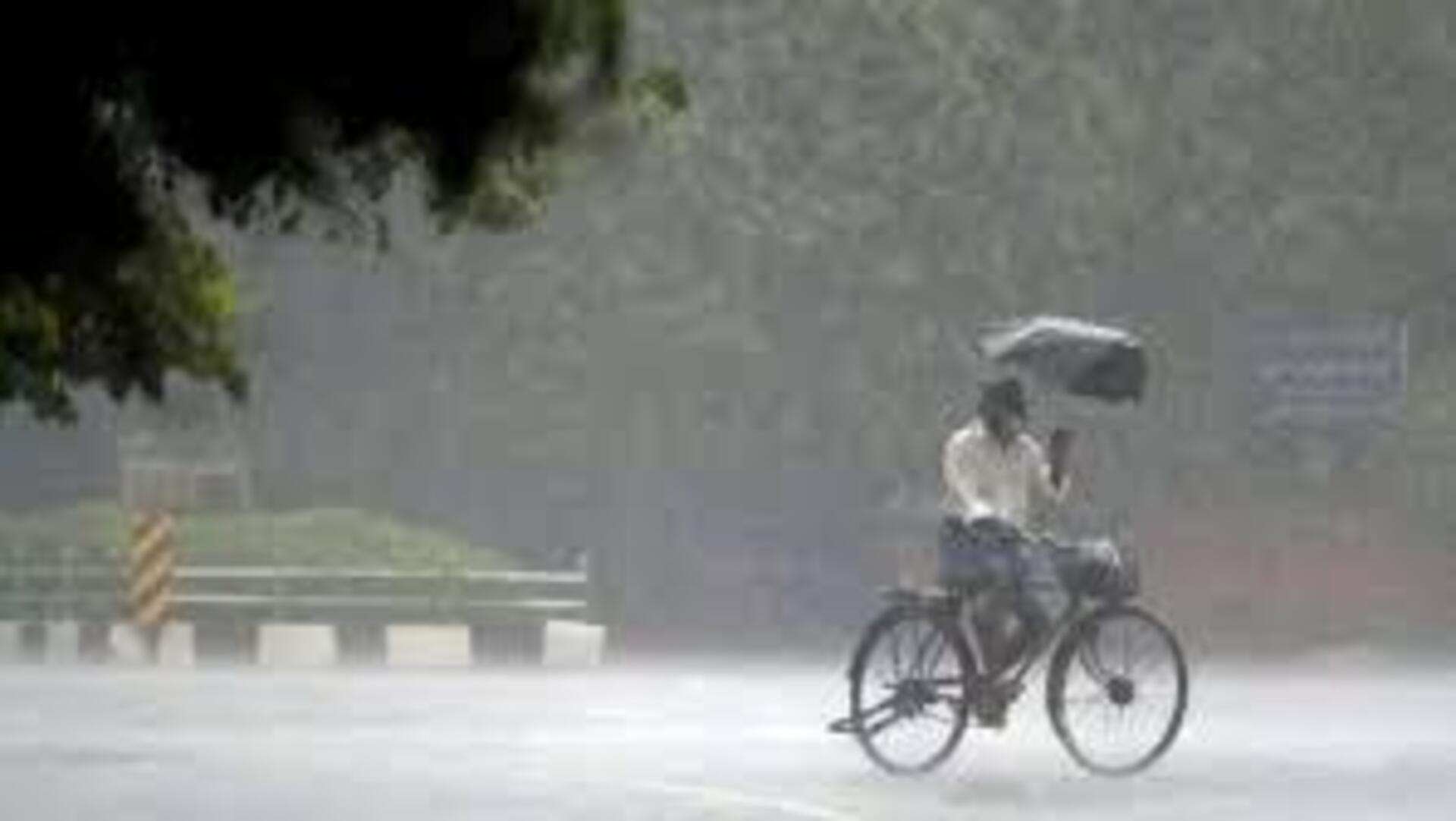 Hyderabad Rains: తెలంగాణలో మరో మూడు రోజులపాటు వర్షాలు.. పలు జిల్లాలకు ఎల్లో అలర్ట్ జారీ Hyderabad Rains: తెలంగాణలో మరో మూడు రోజులపాటు వర్షాలు.. పలు జిల్లాలకు ఎల్లో అలర్ట్ జారీ