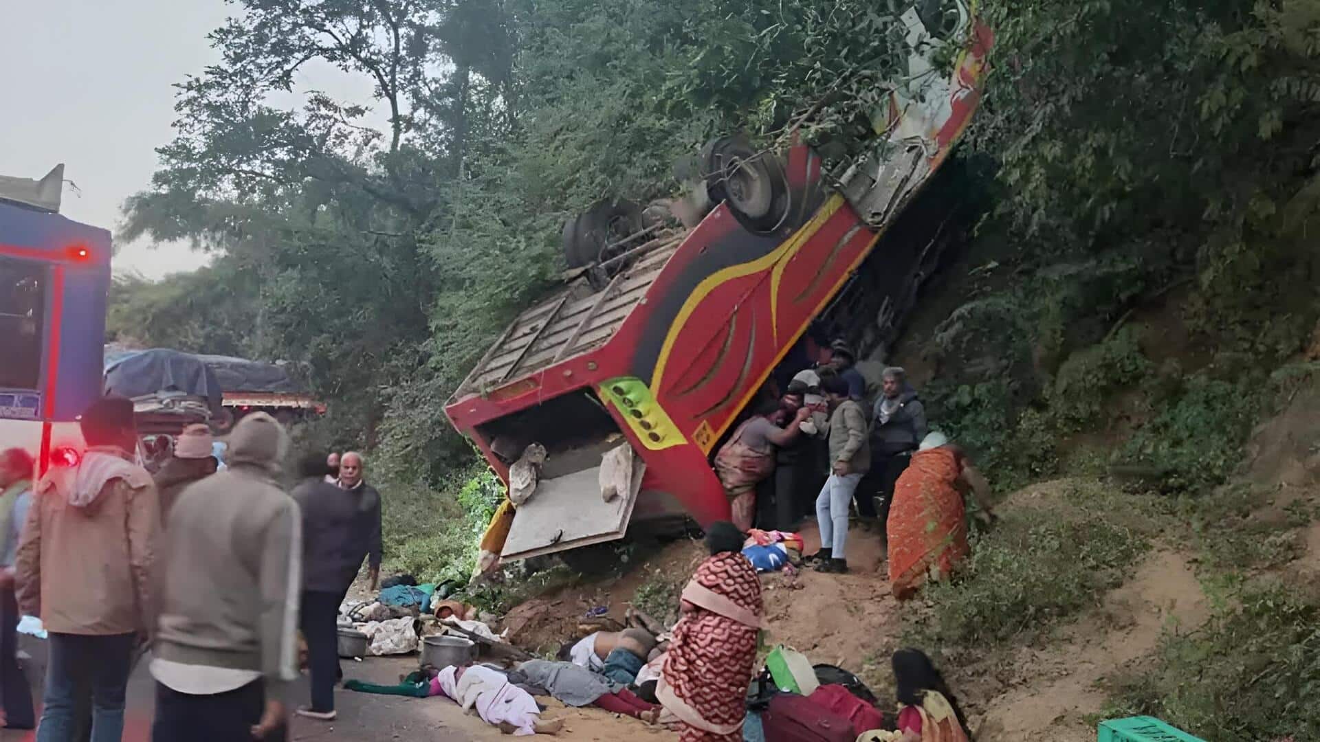 Accident: అల్లూరి జిల్లాలో లోయలో పడిన ప్రైవేటు బస్సు.. 8 మంది మృతి