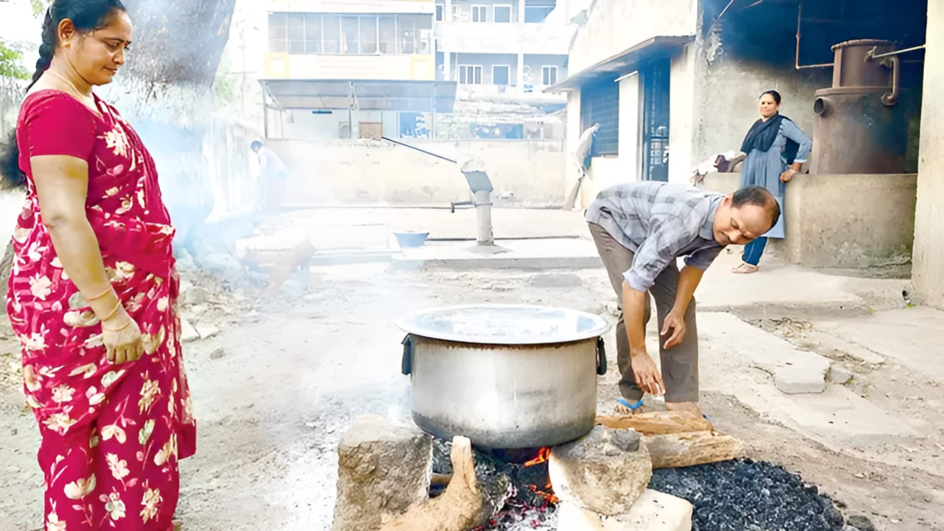 Gas Shortage: గ్యాస్ కొరత.. సంక్షేమ వసతిగృహాల్లో కట్టెల వంట
