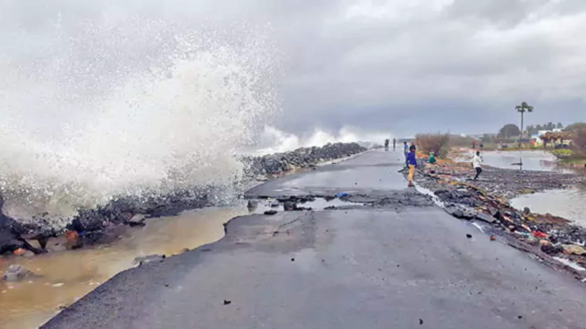 Kakinada: ఉప్పాడ తీరంలో పెరిగిన అలల ఉద్ధృతి.. జలమయమైన మాయపట్నం గ్రామం Kakinada: ఉప్పాడ తీరంలో పెరిగిన అలల ఉద్ధృతి.. జలమయమైన మాయపట్నం గ్రామం