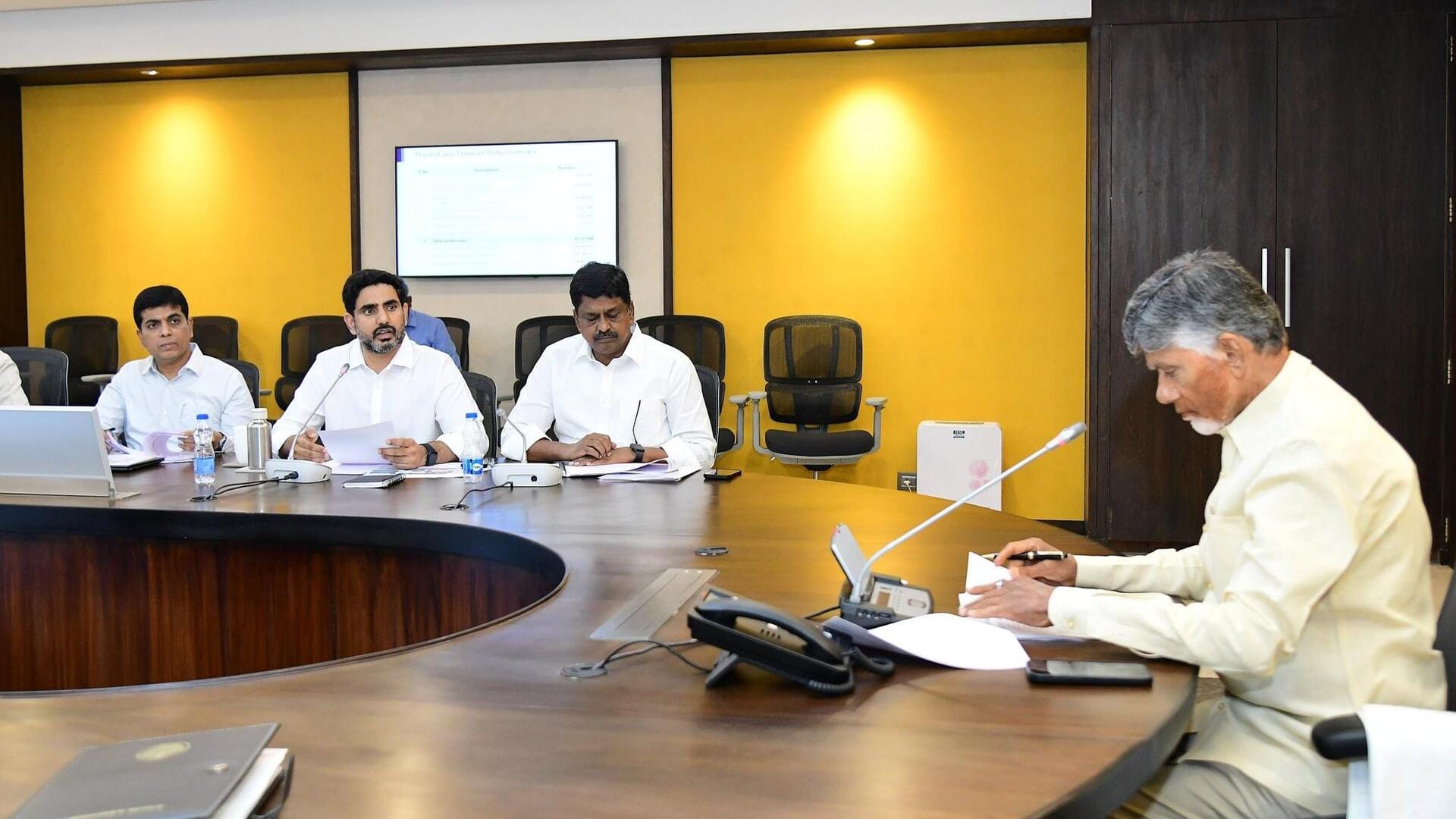 Talliki Vandanam: సూపర్ సిక్స్లో మరో కీలక హామీకి సీఎం చంద్రబాబు గ్రీన్ సిగ్నల్ Talliki Vandanam: సూపర్ సిక్స్లో మరో కీలక హామీకి సీఎం చంద్రబాబు గ్రీన్ సిగ్నల్