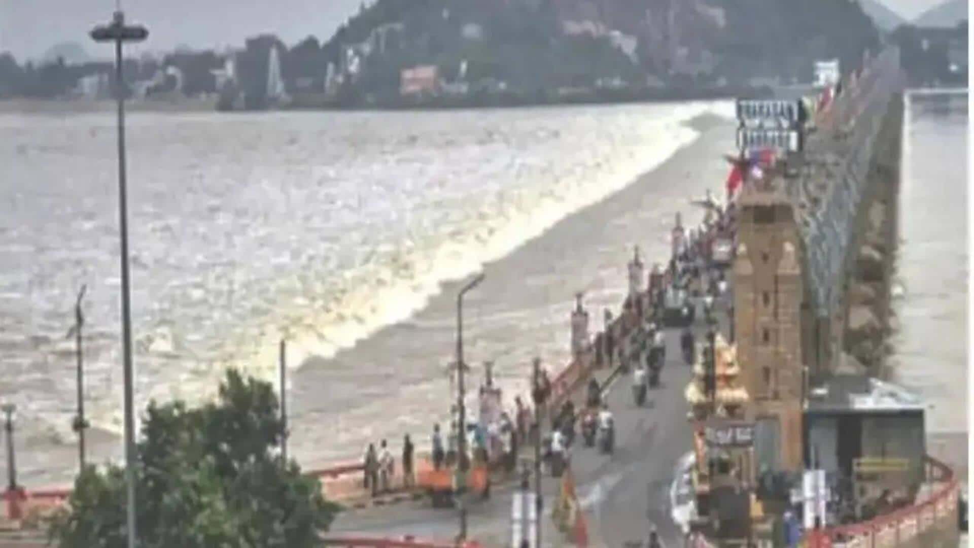 Vijayawada: ప్రకాశం బ్యారేజీకి పోటెత్తిన వరద.. 70 గేట్లు ఎత్తి నీటివిడుదల Vijayawada: ప్రకాశం బ్యారేజీకి పోటెత్తిన వరద.. 70 గేట్లు ఎత్తి నీటివిడుదల