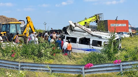 Bus Falls Into Ditch: దిల్లీ-ముంబయి ఎక్స్‌ప్రెస్‌వేపై విషాదం.. బస్సు బోల్తా పడి ఎనిమిది మంది మృతి!