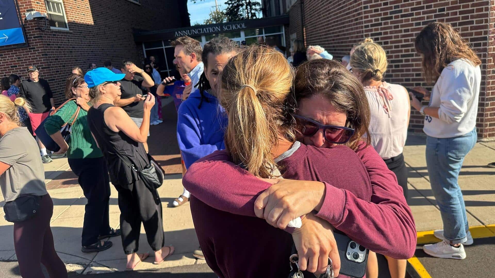 Minneapolis Catholic school Mass: అమెరికా స్కూల్‌లో కాల్పుల కలకలం.. ముగ్గురి మృతి
