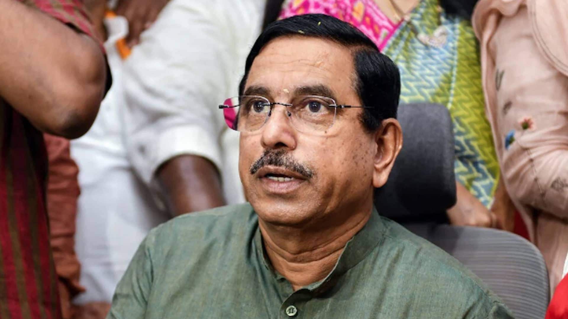 Uber: 'క్యాబ్ బుకింగ్లకు టిప్ మోడల్ అనైతికం'.. ఉబర్కు నోటీసు పంపిన ప్రహ్లాద్ జోషి Uber: 'క్యాబ్ బుకింగ్లకు టిప్ మోడల్ అనైతికం'.. ఉబర్కు నోటీసు పంపిన ప్రహ్లాద్ జోషి
