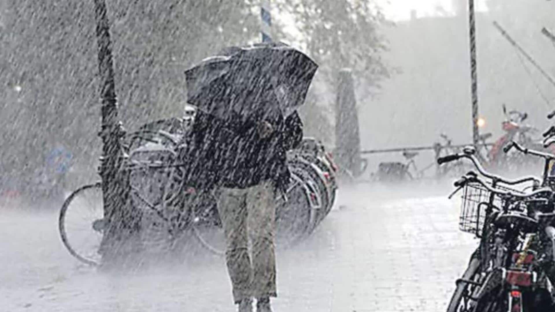 TG Weather Report: తెలంగాణలో భారీ వర్షాలు కురిసే సూచన.. ఐదు జిల్లాలకు రెడ్ అలర్ట్ TG Weather Report: తెలంగాణలో భారీ వర్షాలు కురిసే సూచన.. ఐదు జిల్లాలకు రెడ్ అలర్ట్