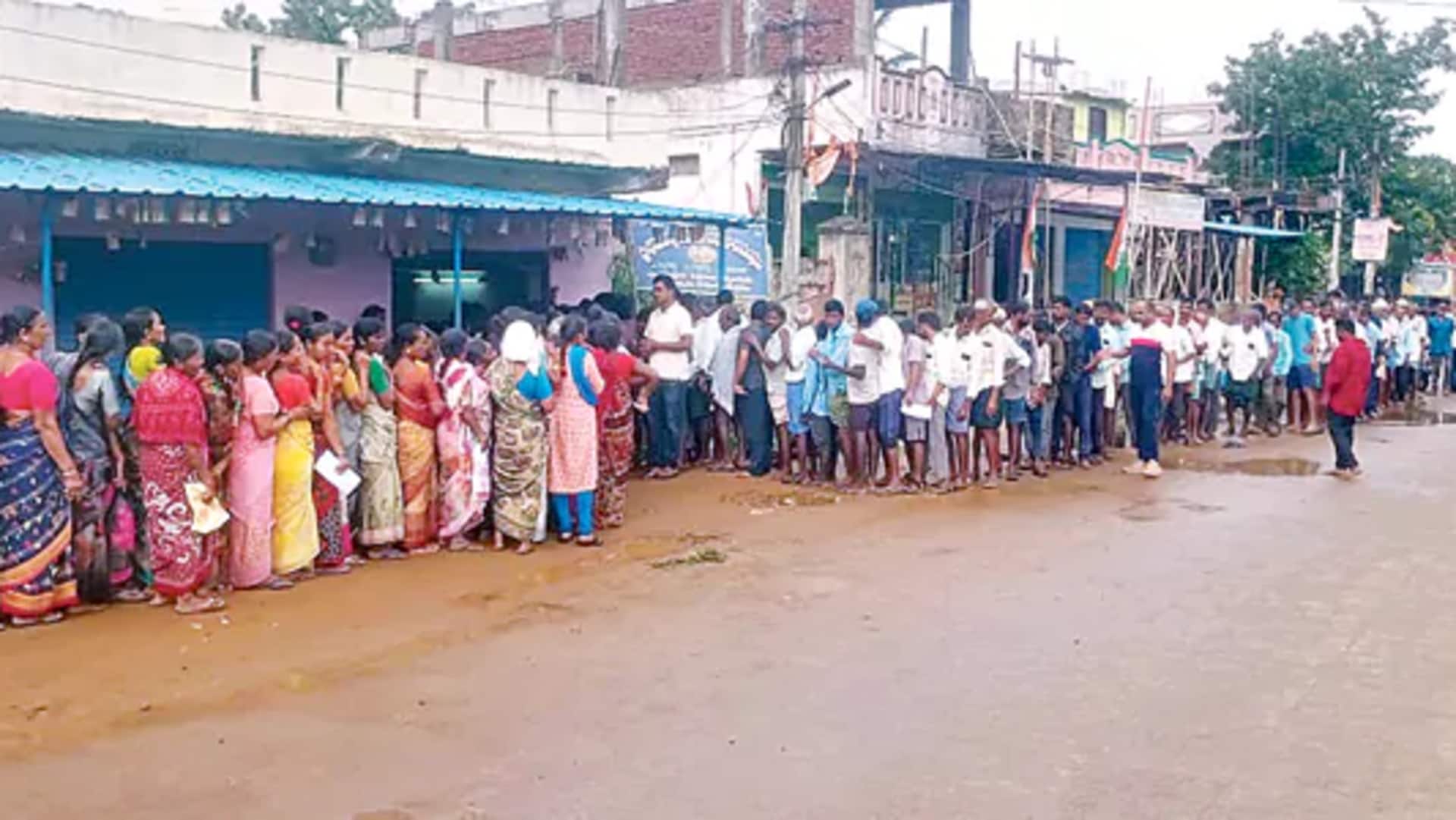 Warangal: వరంగల్ జిల్లాలో యూరియా కోసం ఎదురుచూపులు