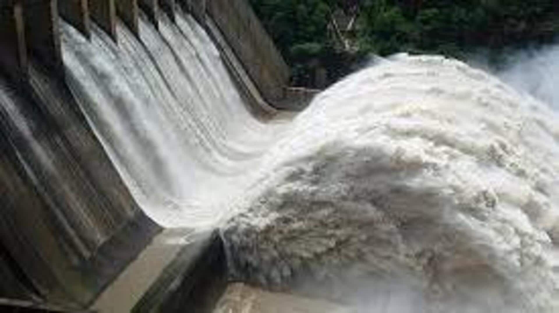 Srisailam: రికార్డు స్థాయిలో శ్రీశైలం డ్యాంలో వరద నీరు.. 900 టీఎంసీలు సముద్రంపాలు Srisailam: రికార్డు స్థాయిలో శ్రీశైలం డ్యాంలో వరద నీరు.. 900 టీఎంసీలు సముద్రంపాలు