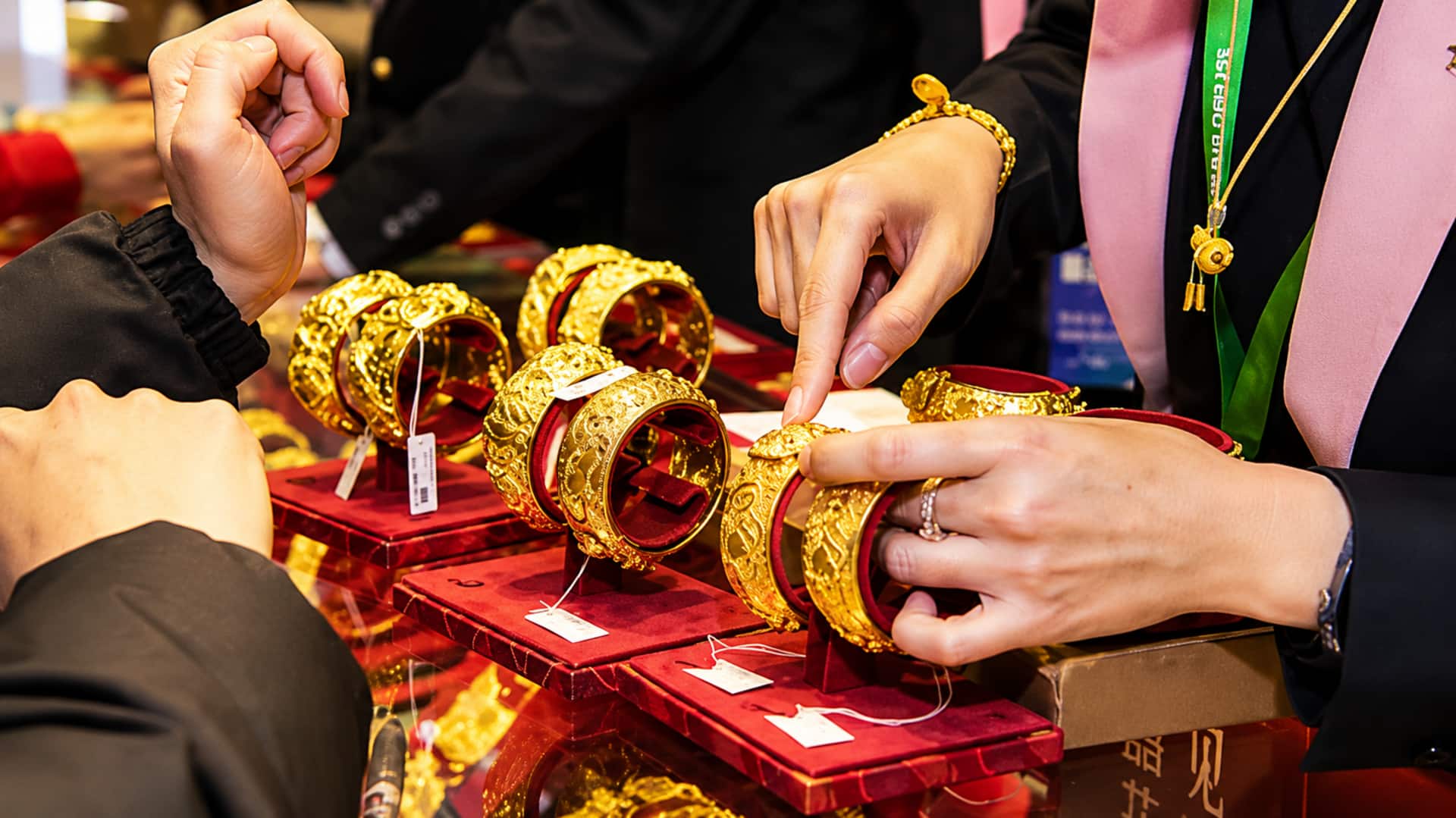 Gold Price Today: బంగారం ధరలకు మళ్లీ రెక్కలు.నేడు తులం రేటు ఎంత పెరిగిందంటే?