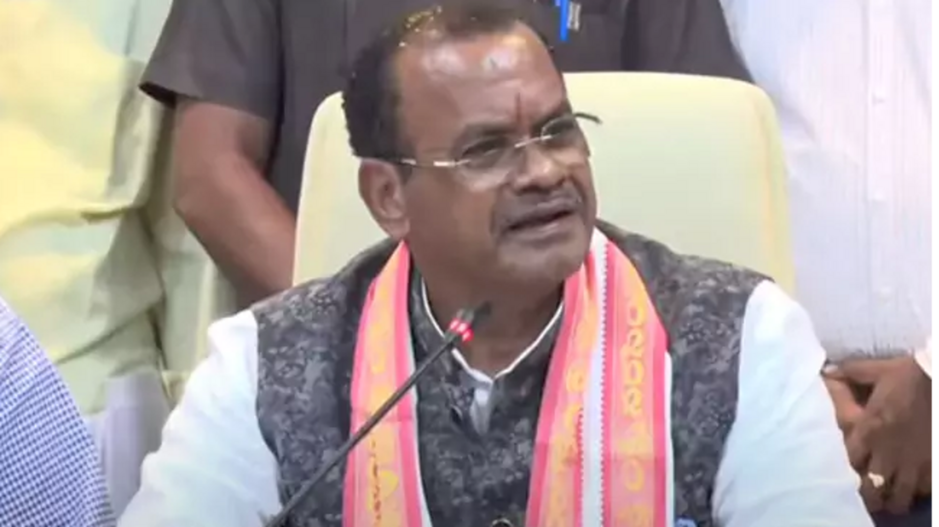 Komatireddy: దశల వారీగా హైబ్రిడ్ యాన్యుటీ మోడల్ రోడ్ల నిర్మాణం..రూ.10,986 కోట్లు కేటాయింపు Komatireddy: దశల వారీగా హైబ్రిడ్ యాన్యుటీ మోడల్ రోడ్ల నిర్మాణం..రూ.10,986 కోట్లు కేటాయింపు