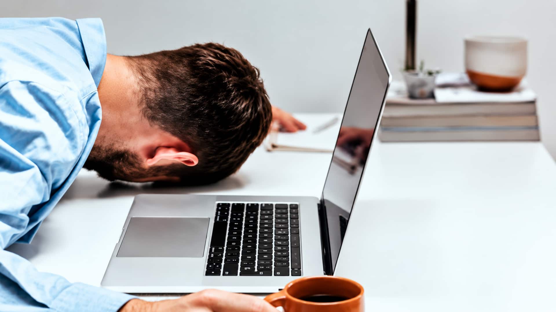 Layoffs : టవల్ వాడినందుకు ఉద్యోగం నుంచి పీకేసారు.. స్విట్జర్లాండ్‌లో షాకింగ్ ఘటన