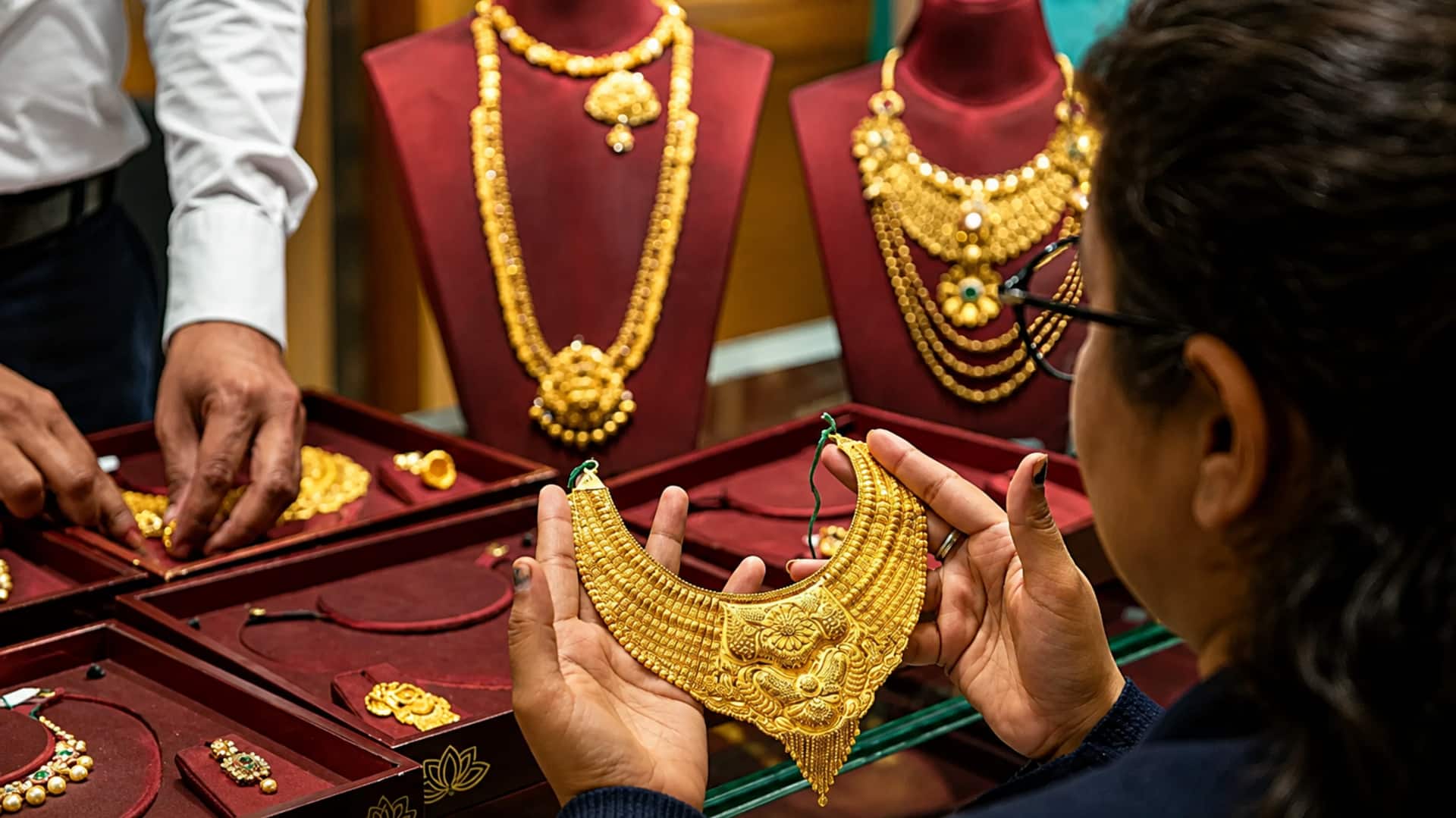Gold Prices: పసిడి ప్రియులకు షాక్.. ఒక్కరోజే భారీగా పెరిగిన బంగారం, వెండి ధరలు