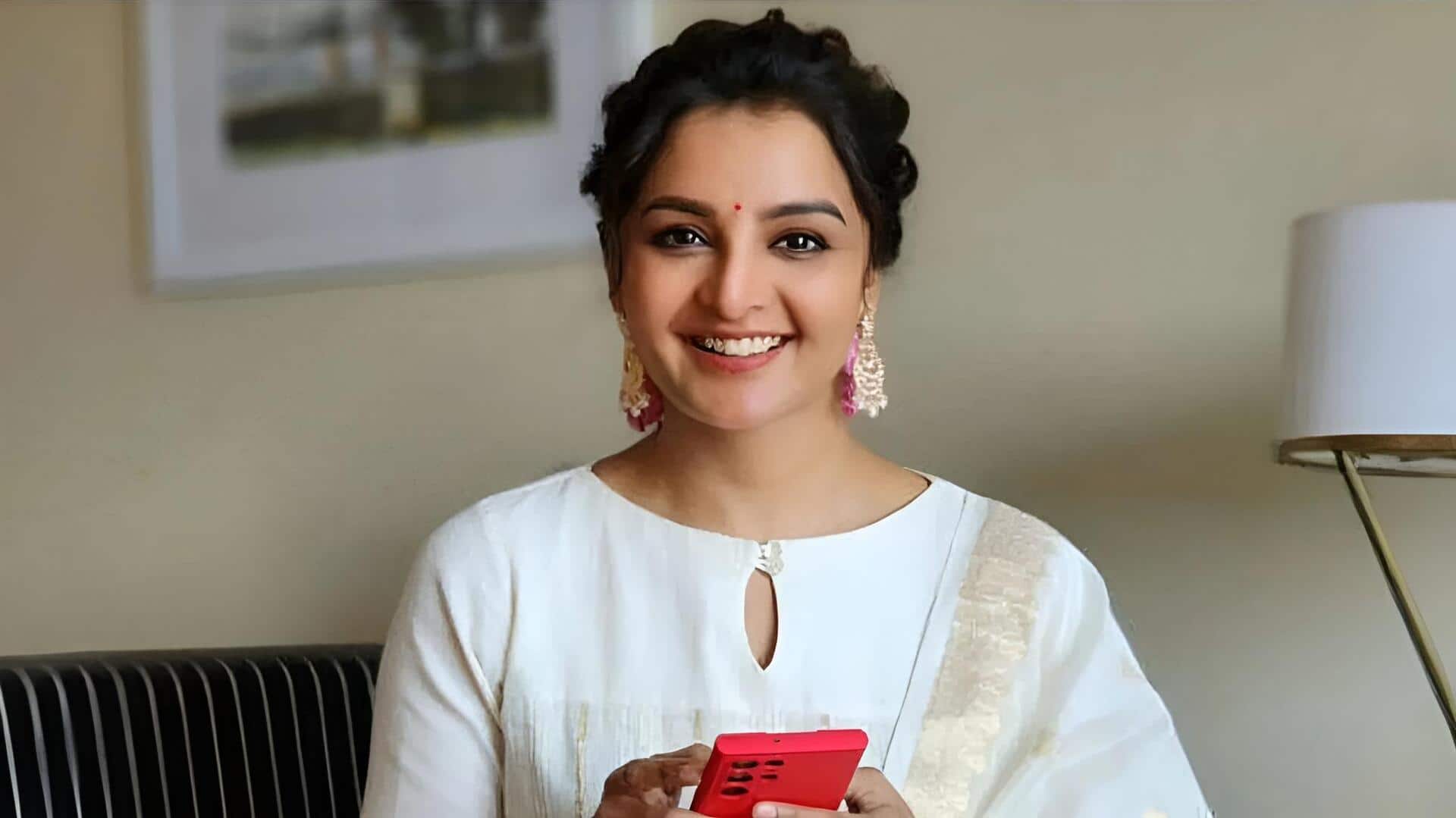 Lip Kiss Incident : స్టేజ్‌పై హద్దులు దాటిన ఫ్యాన్.. స్టార్ హీరోయిన్‌కు బలవంతపు కిస్!